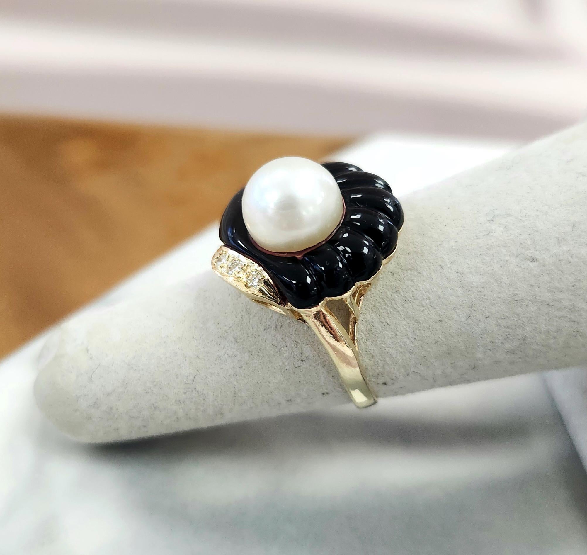 Taglio rotondo Anello conchiglia in onice d'epoca in oro 14K con accenti di perle e diamanti in vendita