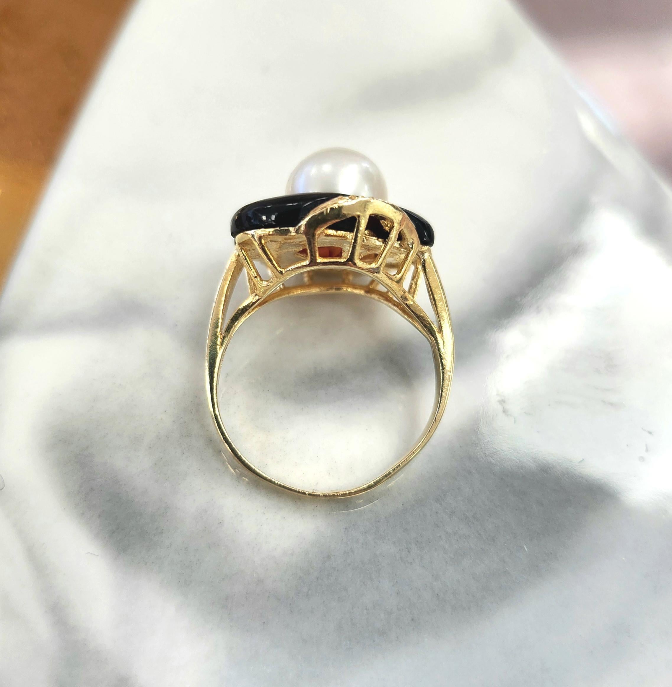 Anello conchiglia in onice d'epoca in oro 14K con accenti di perle e diamanti In condizioni buone in vendita a Los Angeles, CA