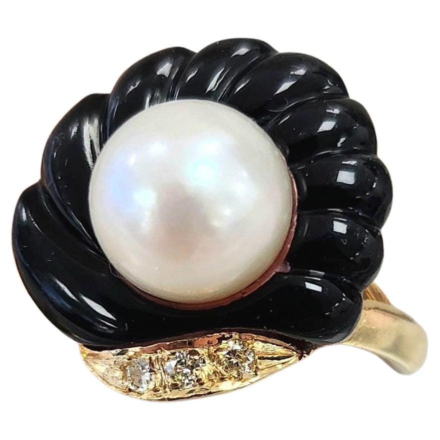 Anello conchiglia in onice d'epoca in oro 14K con accenti di perle e diamanti in vendita