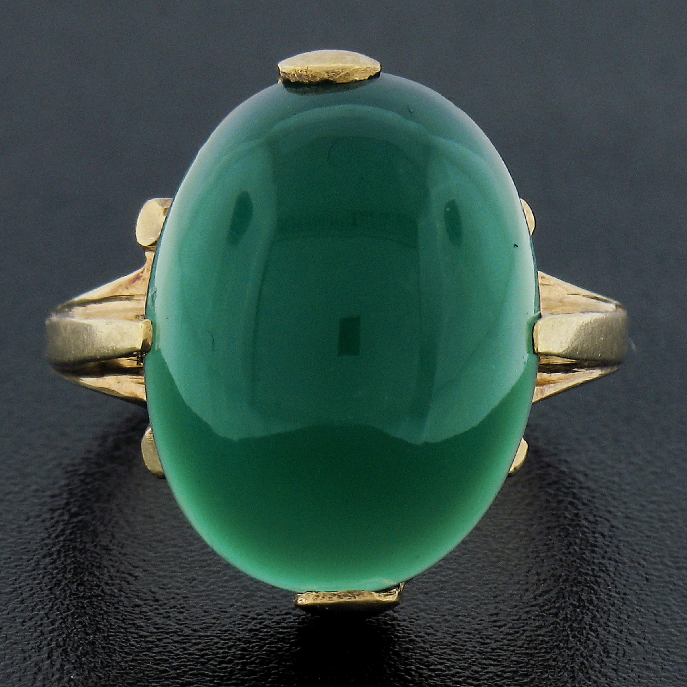 Vintage 14K Gold Oval Cabochon Cut Panel Prong Set Chrysoprase Solitaire Ring In Excellent Condition For Sale In Montclair, NJ