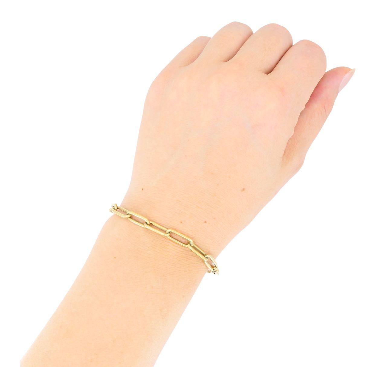 Questo bracciale vintage italiano è realizzato in oro giallo 18 carati e presenta un design senza tempo con maglie a graffetta. Ogni maglia allungata è leggermente arrotondata, creando una silhouette fluida e raffinata che si adatta comodamente al