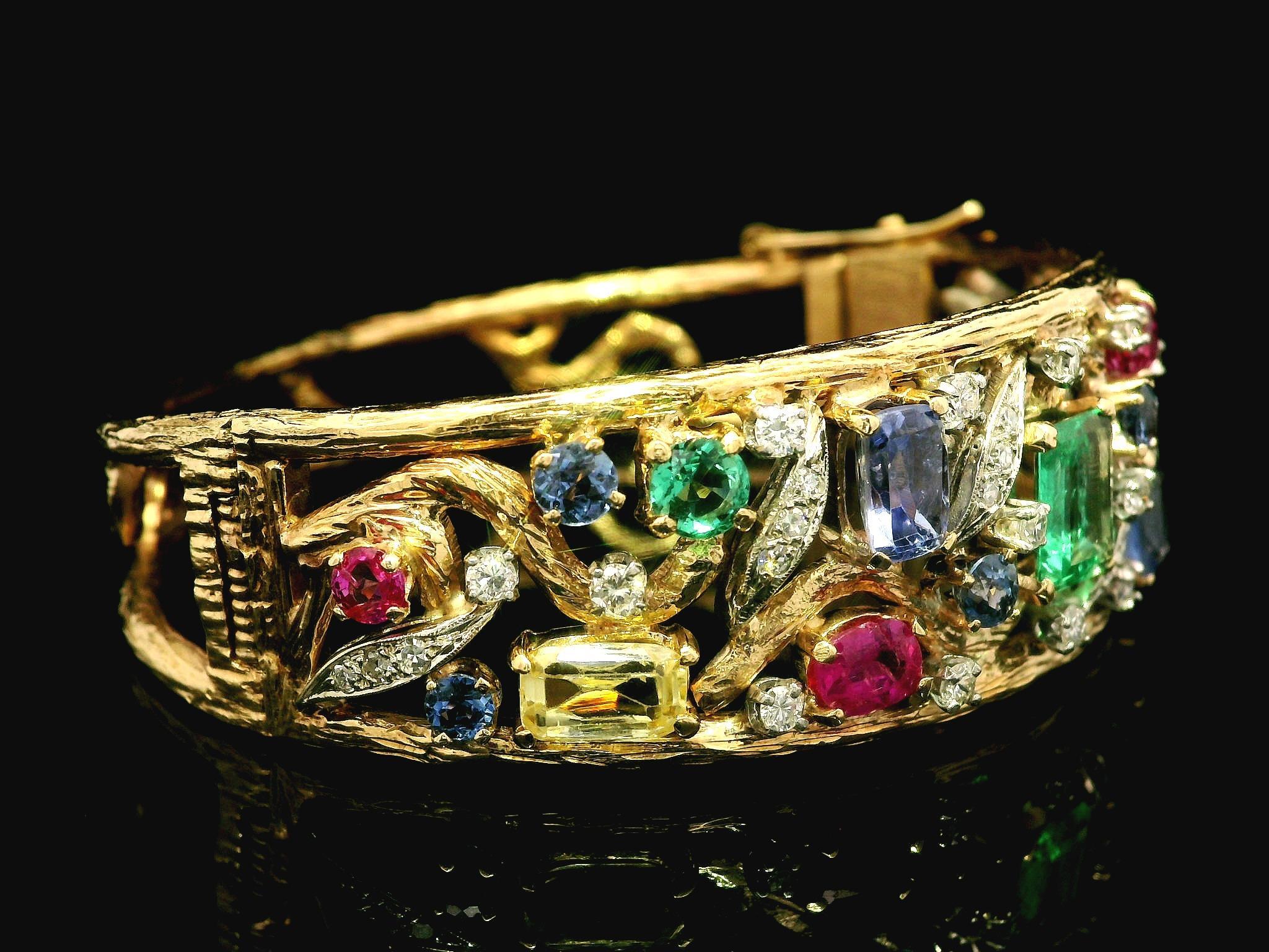 Bracciale aperto con cerniera in oro 14k con zaffiri, smeraldi e diamanti in vendita 5
