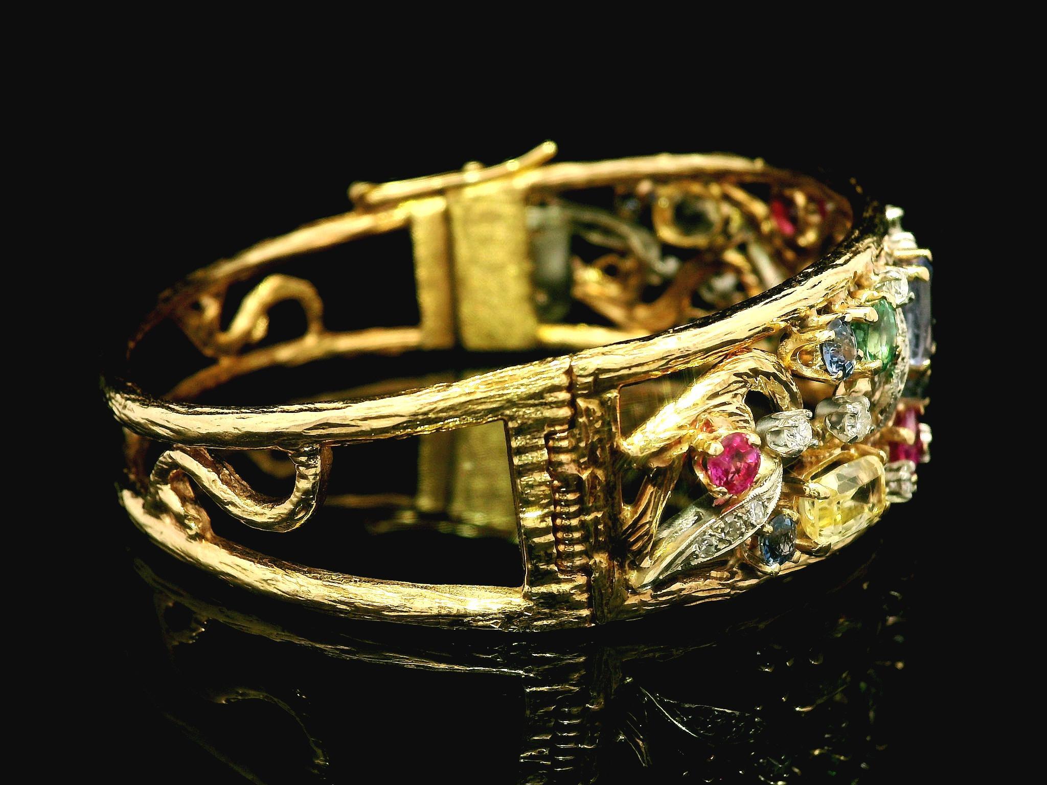 Bracciale aperto con cerniera in oro 14k con zaffiri, smeraldi e diamanti in vendita 6