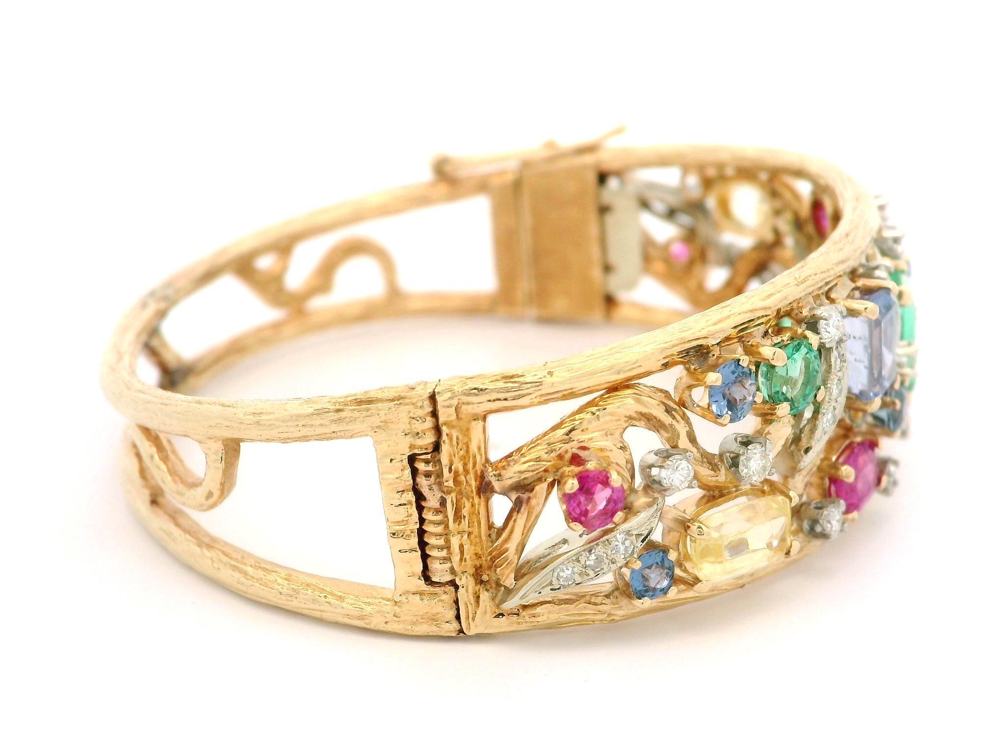 Bracciale aperto con cerniera in oro 14k con zaffiri, smeraldi e diamanti in vendita 8