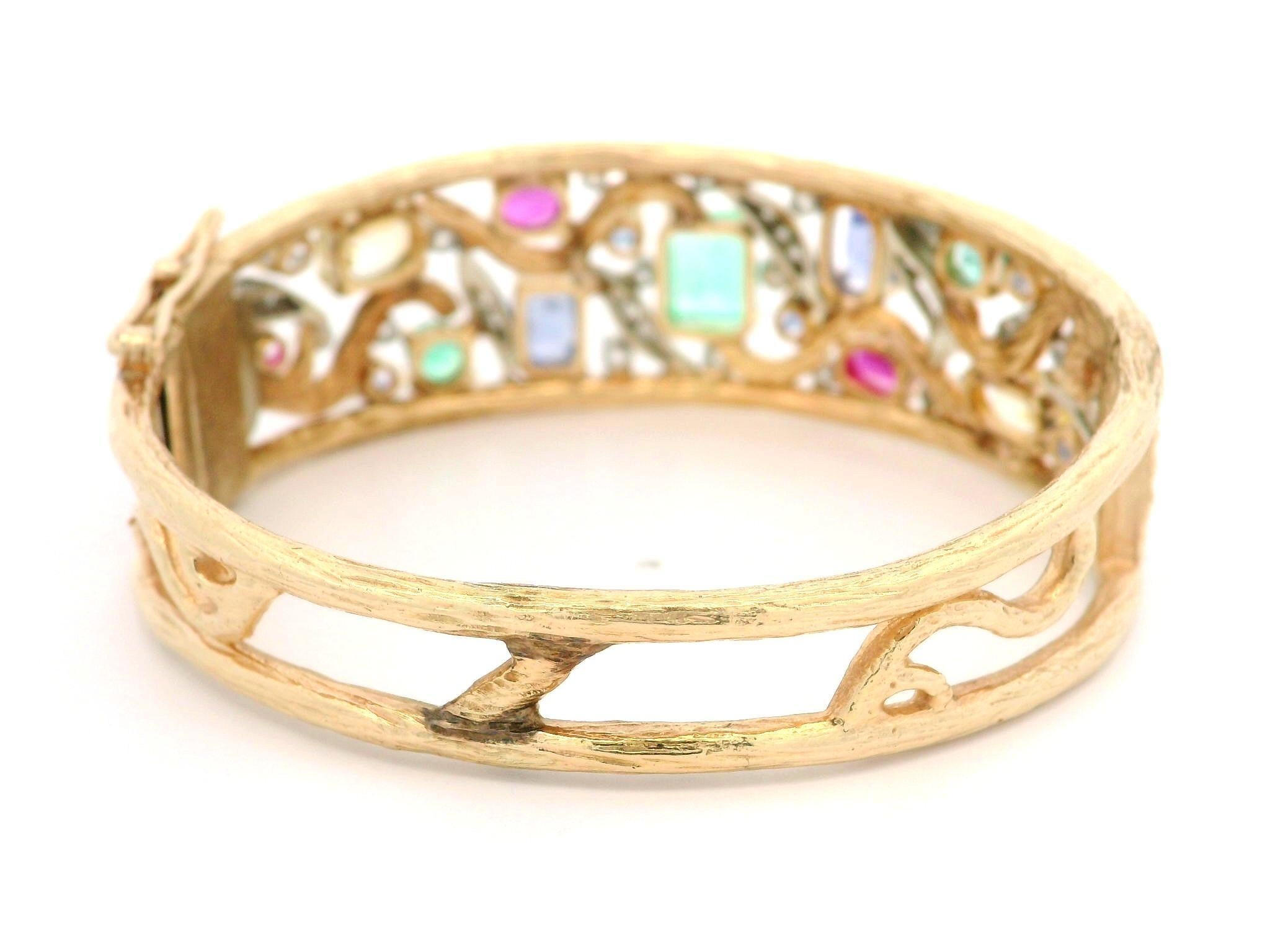 Bracciale aperto con cerniera in oro 14k con zaffiri, smeraldi e diamanti in vendita 9