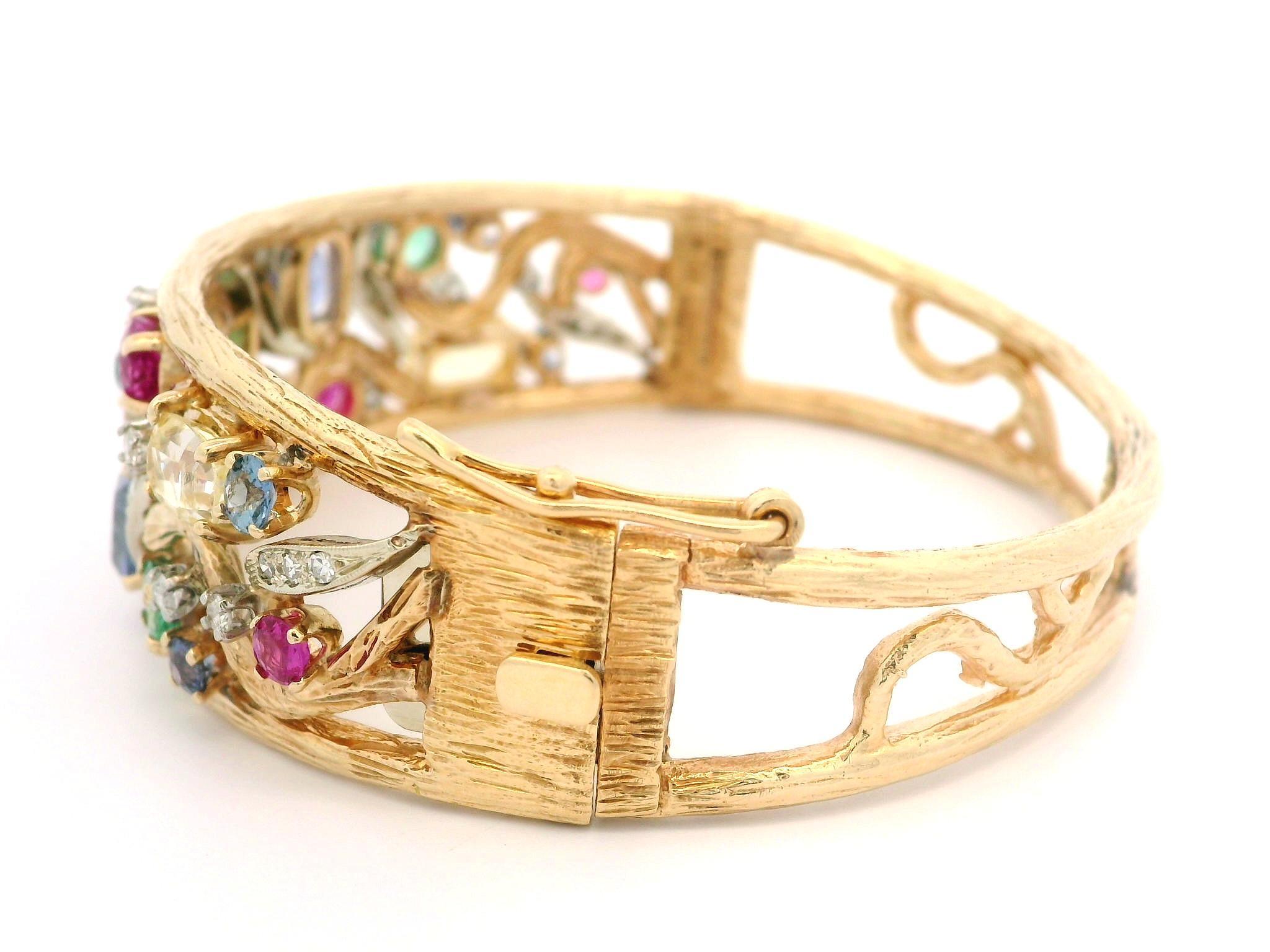 Bracciale aperto con cerniera in oro 14k con zaffiri, smeraldi e diamanti in vendita 10