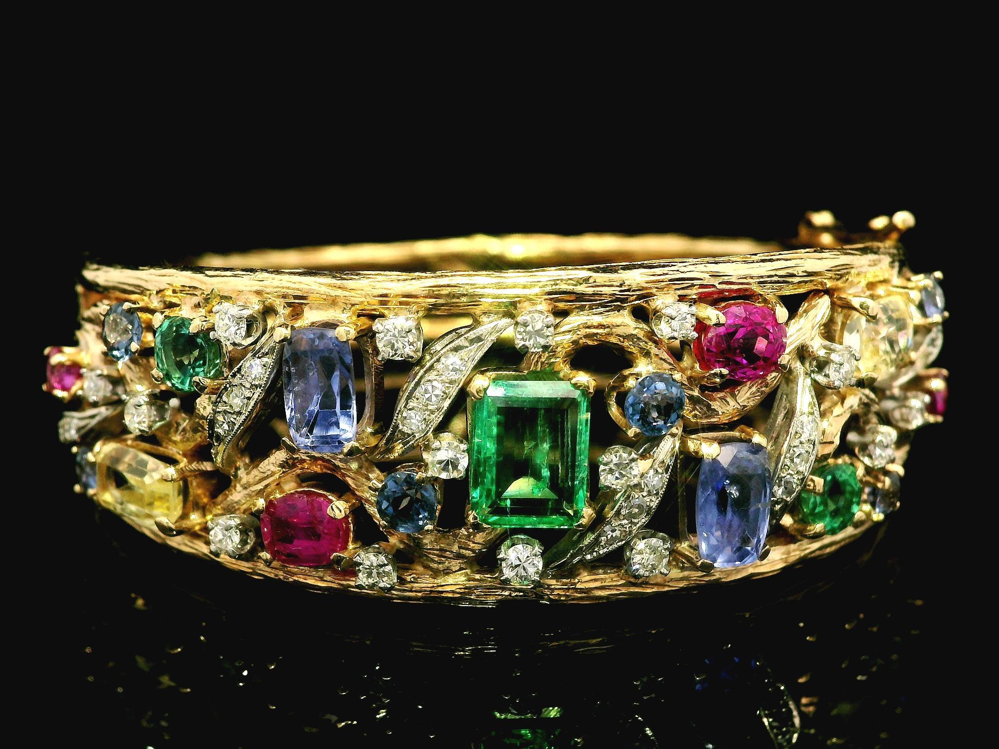 Bracciale aperto con cerniera in oro 14k con zaffiri, smeraldi e diamanti in vendita 11
