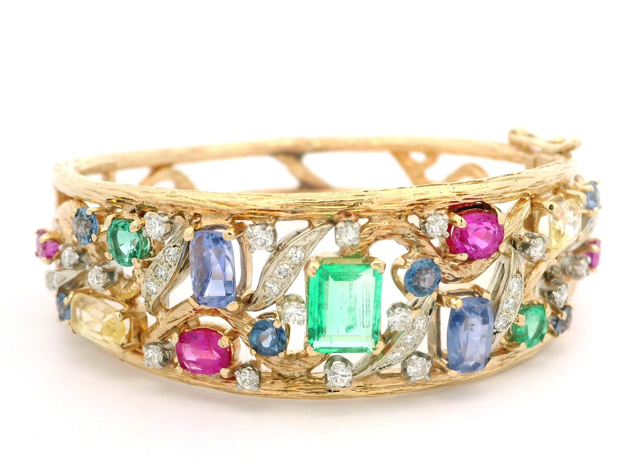 Bracciale aperto con cerniera in oro 14k con zaffiri, smeraldi e diamanti in vendita 12