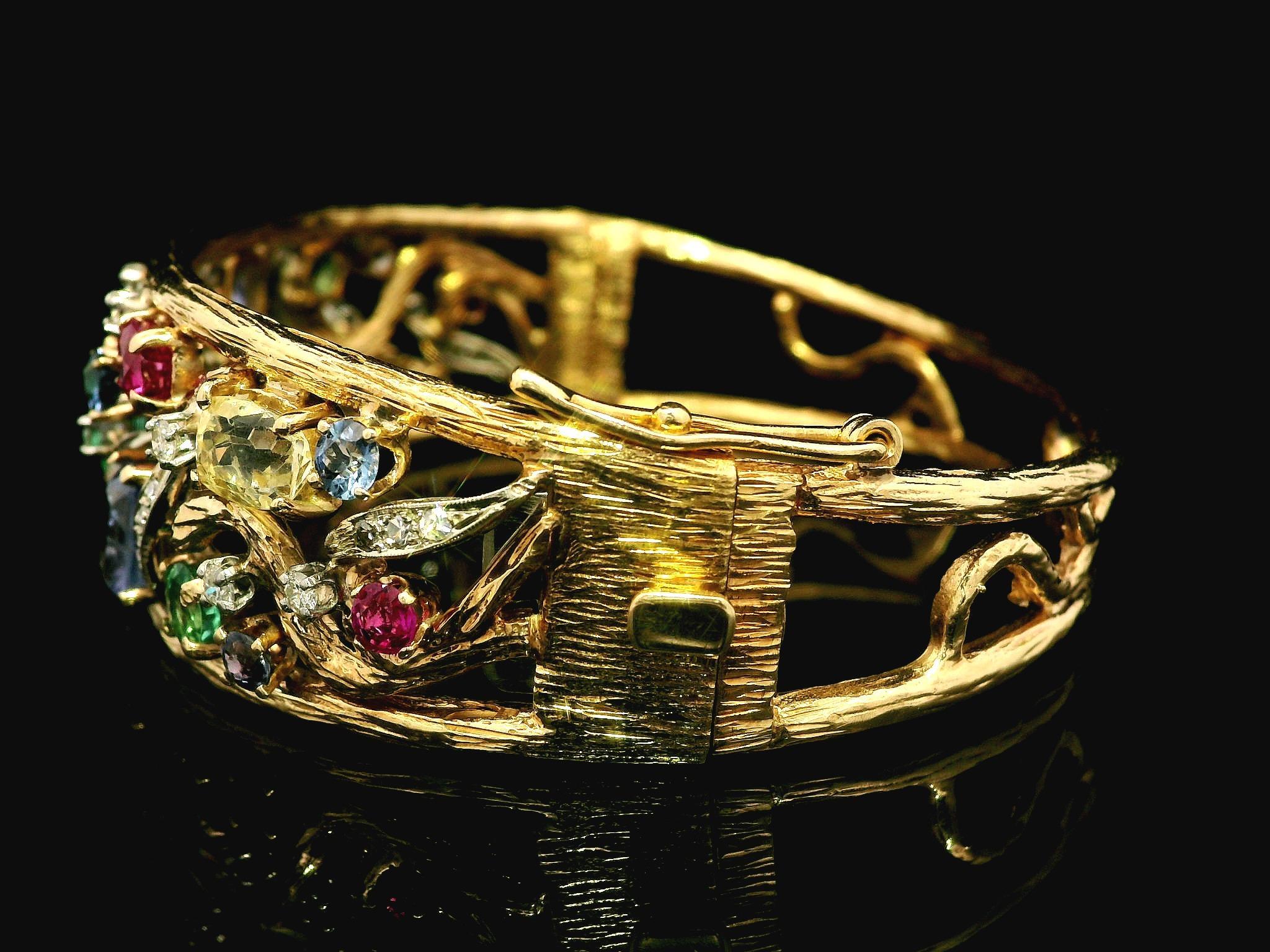 Taglio cuscino Bracciale aperto con cerniera in oro 14k con zaffiri, smeraldi e diamanti in vendita