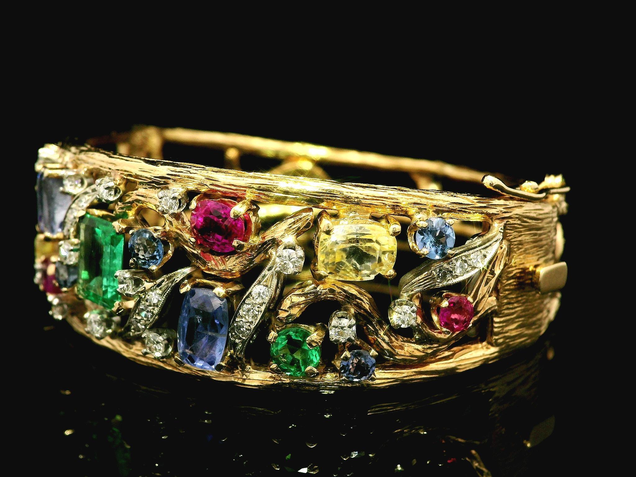 Bracciale aperto con cerniera in oro 14k con zaffiri, smeraldi e diamanti In condizioni buone in vendita a Montclair, NJ