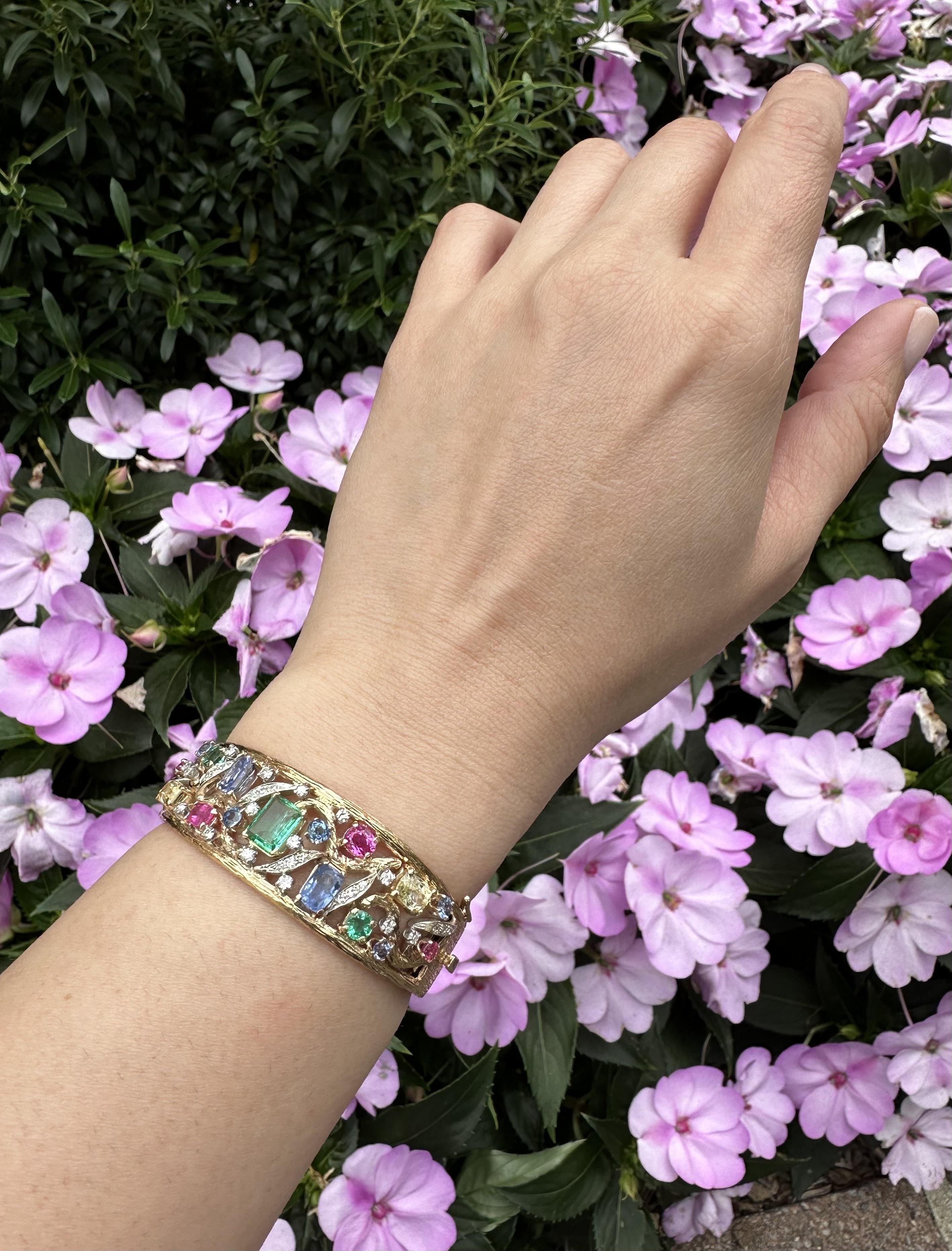 Donna Bracciale aperto con cerniera in oro 14k con zaffiri, smeraldi e diamanti in vendita