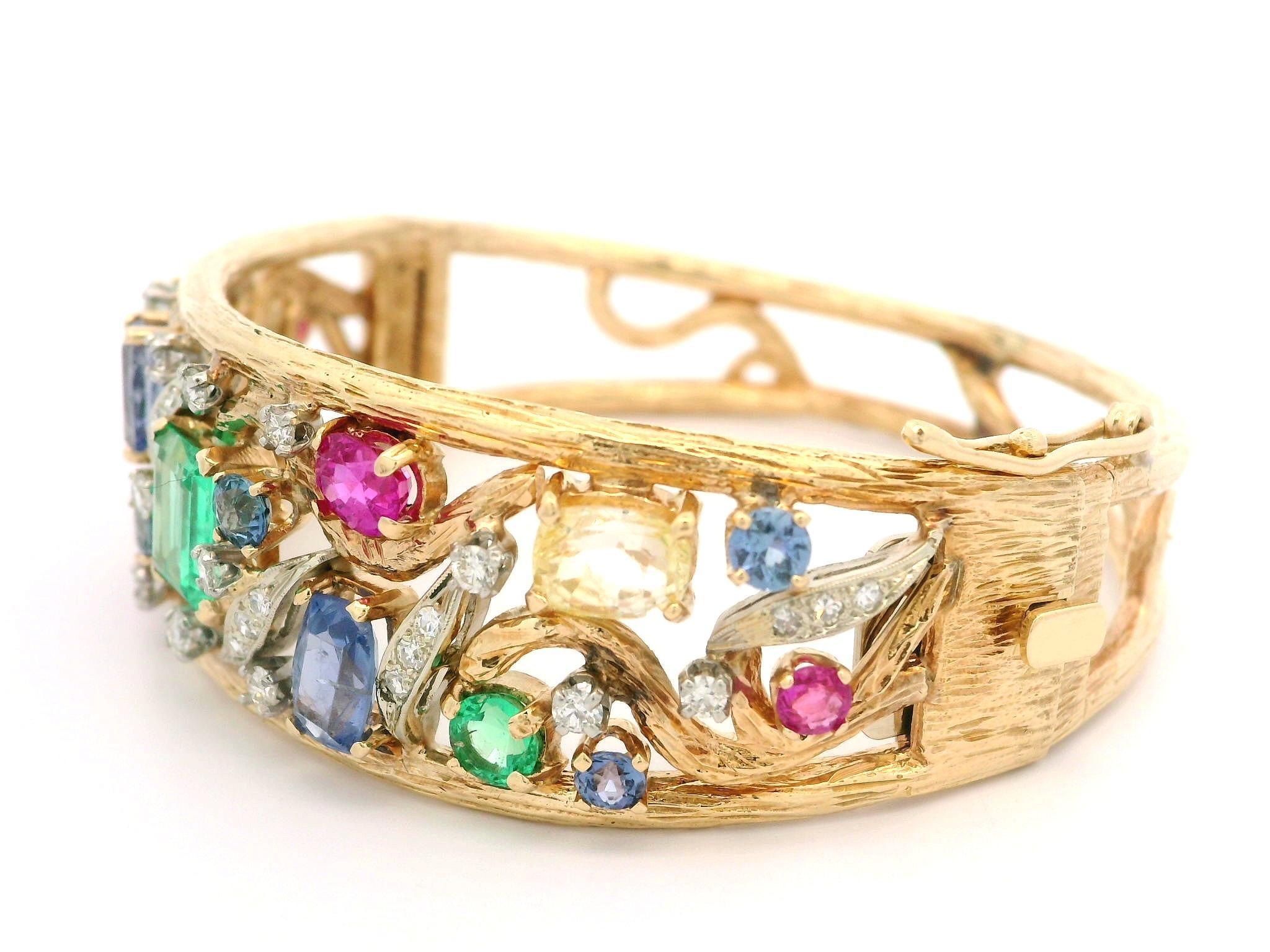 Bracciale aperto con cerniera in oro 14k con zaffiri, smeraldi e diamanti in vendita 1