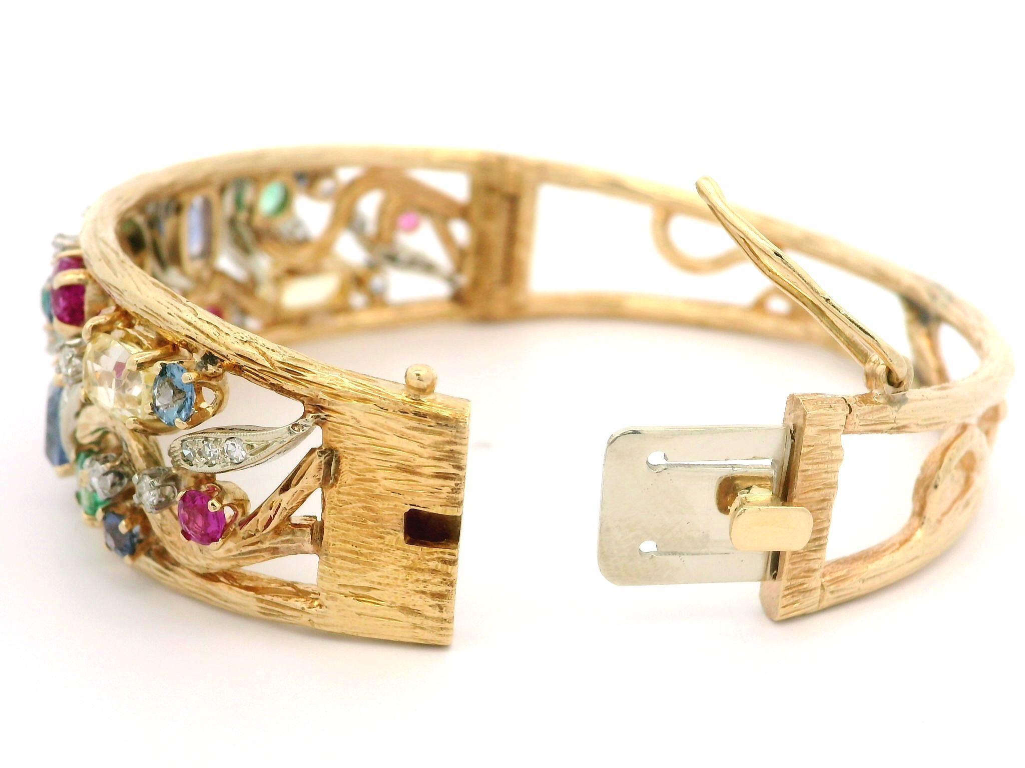 Bracciale aperto con cerniera in oro 14k con zaffiri, smeraldi e diamanti in vendita 2