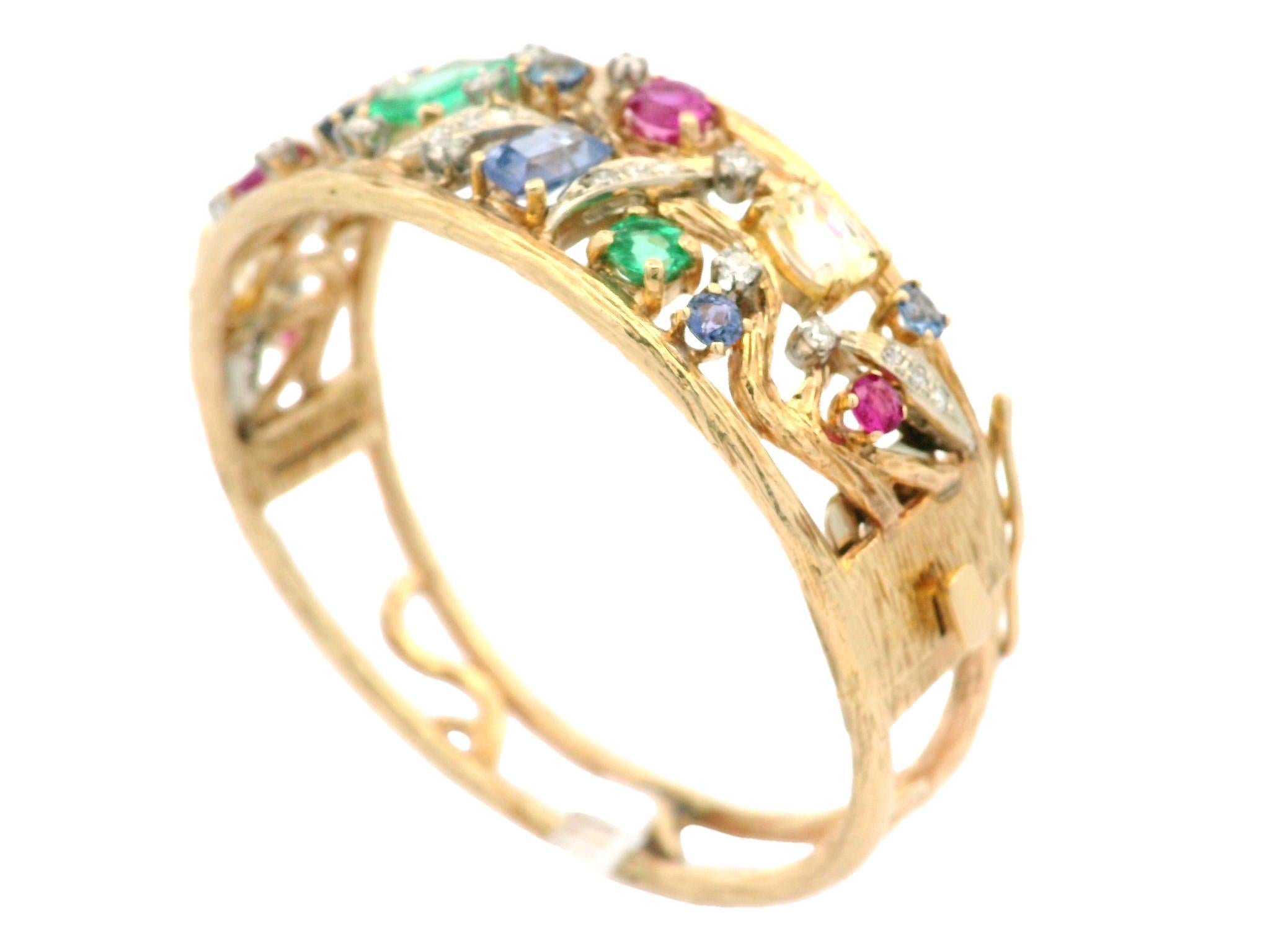 Bracciale aperto con cerniera in oro 14k con zaffiri, smeraldi e diamanti in vendita 3