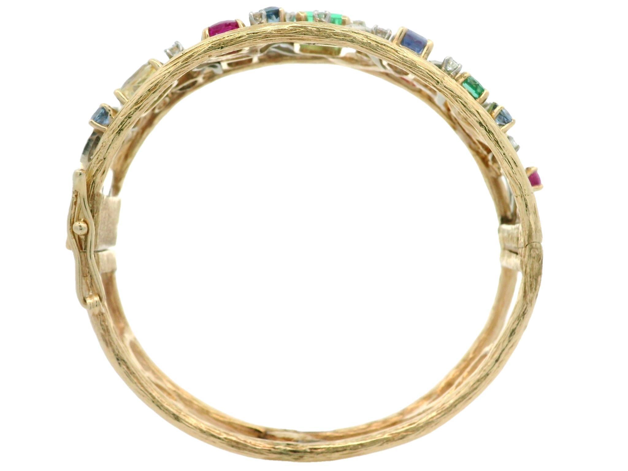 Bracciale aperto con cerniera in oro 14k con zaffiri, smeraldi e diamanti in vendita 4