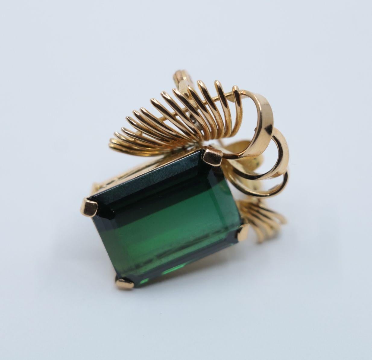 Vintage 14K Gold Pendant Brooch

Marked:
14K

Approximate Dimensions:
3 cm ( Length) 
3 cm (Width)
18.45 mm x 15.51 mm (Center Mounted Green)
12.6 grams in weight