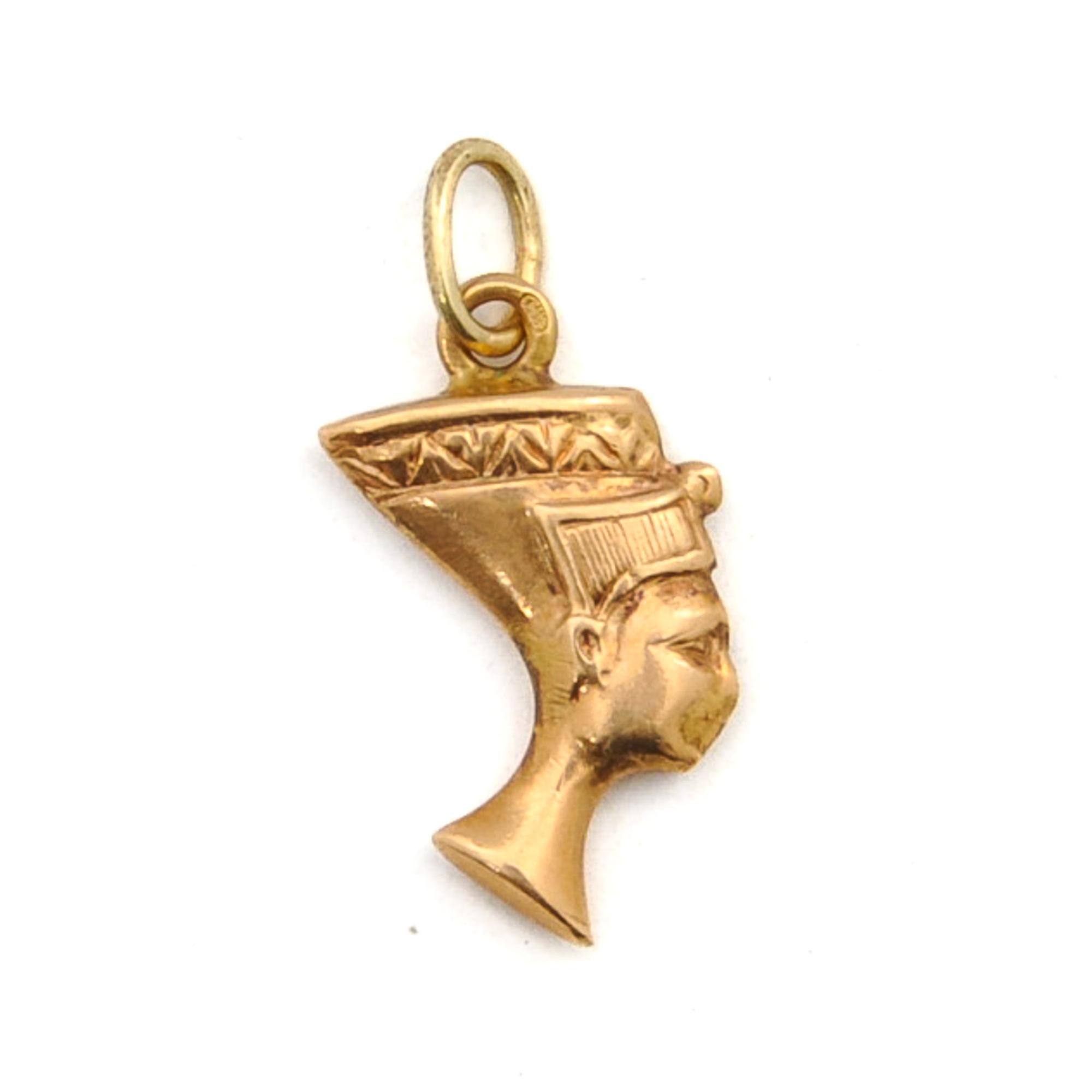  Pharaoh Nefertiti 18 Karat Gold Bust Charm Pendant In Good Condition For Sale In Rotterdam, NL