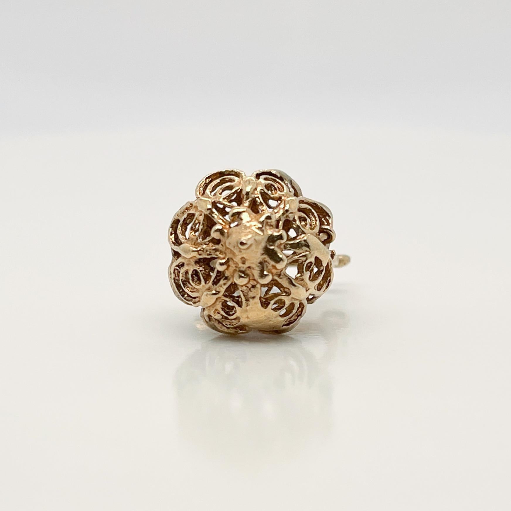 Taille ronde Pichet ou aiguière à vin vintage en or 14 carats avec un breloque avec couvercle en perles pour un bracelet en vente
