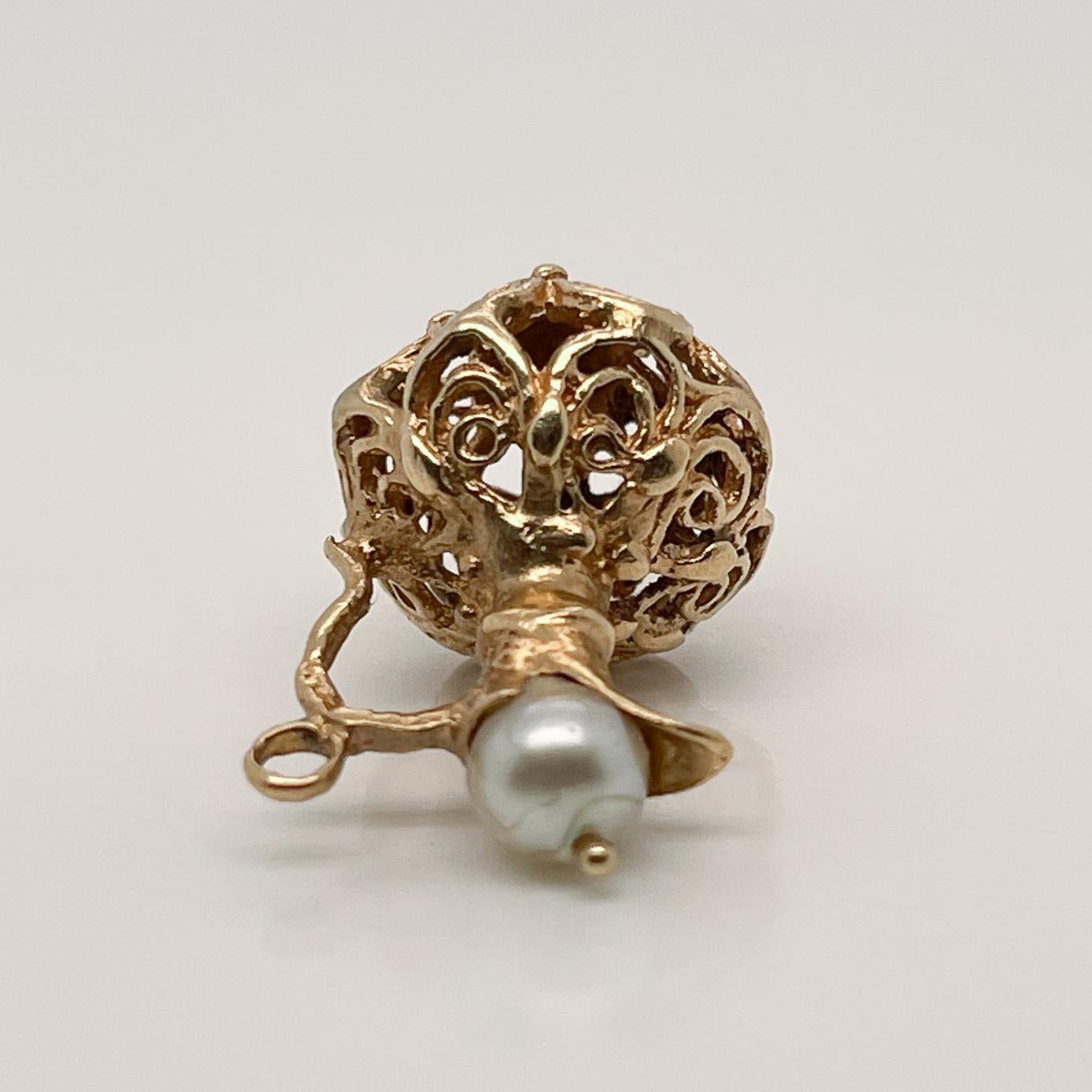 Pichet ou aiguière à vin vintage en or 14 carats avec un breloque avec couvercle en perles pour un bracelet Pour femmes en vente