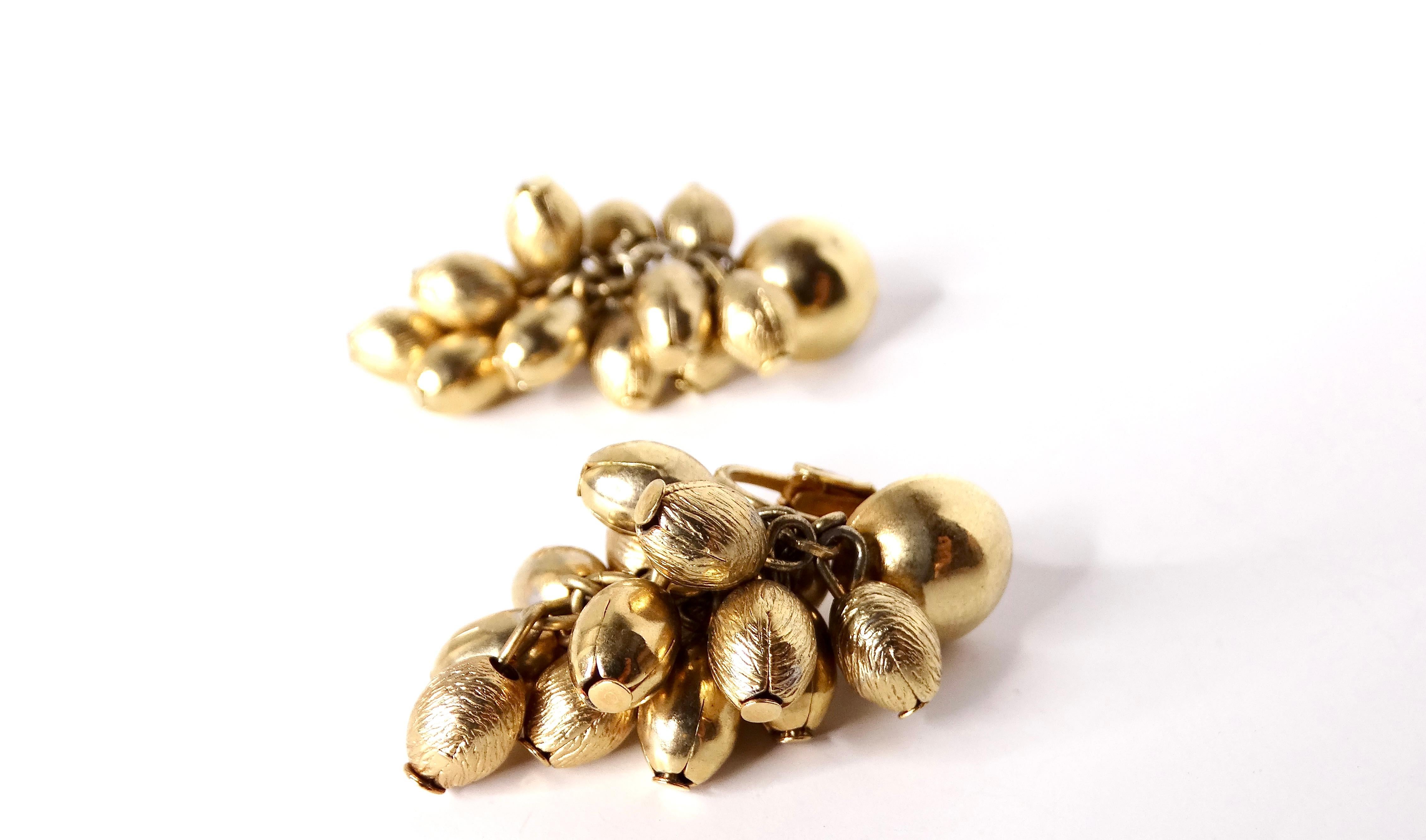 Gönnen Sie sich einen Hauch von Vintage-Eleganz mit diesen exquisiten 14-karätigen vergoldeten Perlenohrringen, die an ein üppiges Bündel goldener Weintrauben erinnern. Diese Ohrringe zum Anstecken sind mit ihren schimmernden Perlen, die bei jeder