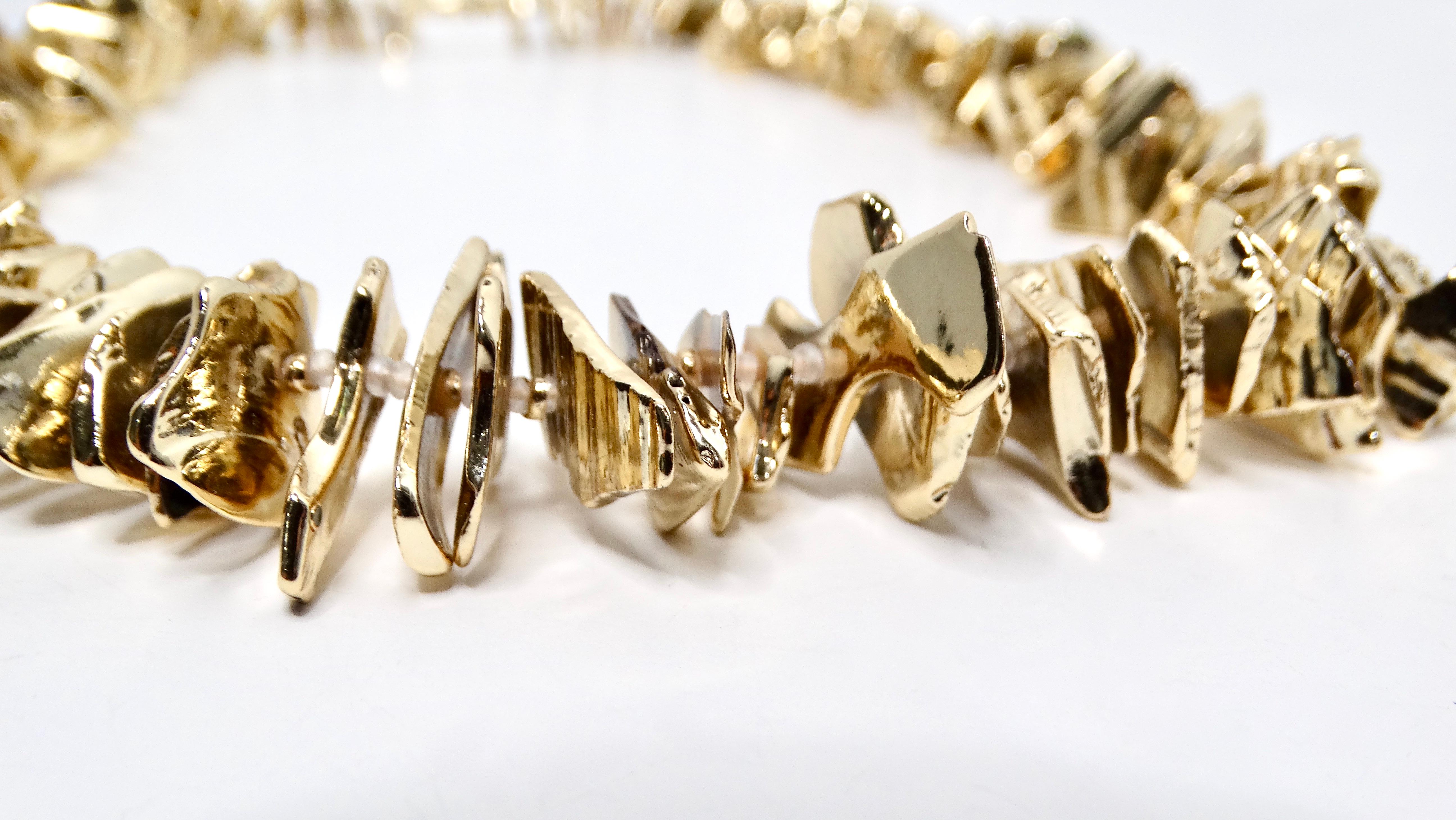 Questa collana vintage placcata in oro 14k in stile conchiglia graduata emana un'eleganza e una raffinatezza senza tempo. Realizzata con un'attenzione meticolosa per i dettagli, la collana presenta uno splendido design a conchiglia graduata che si