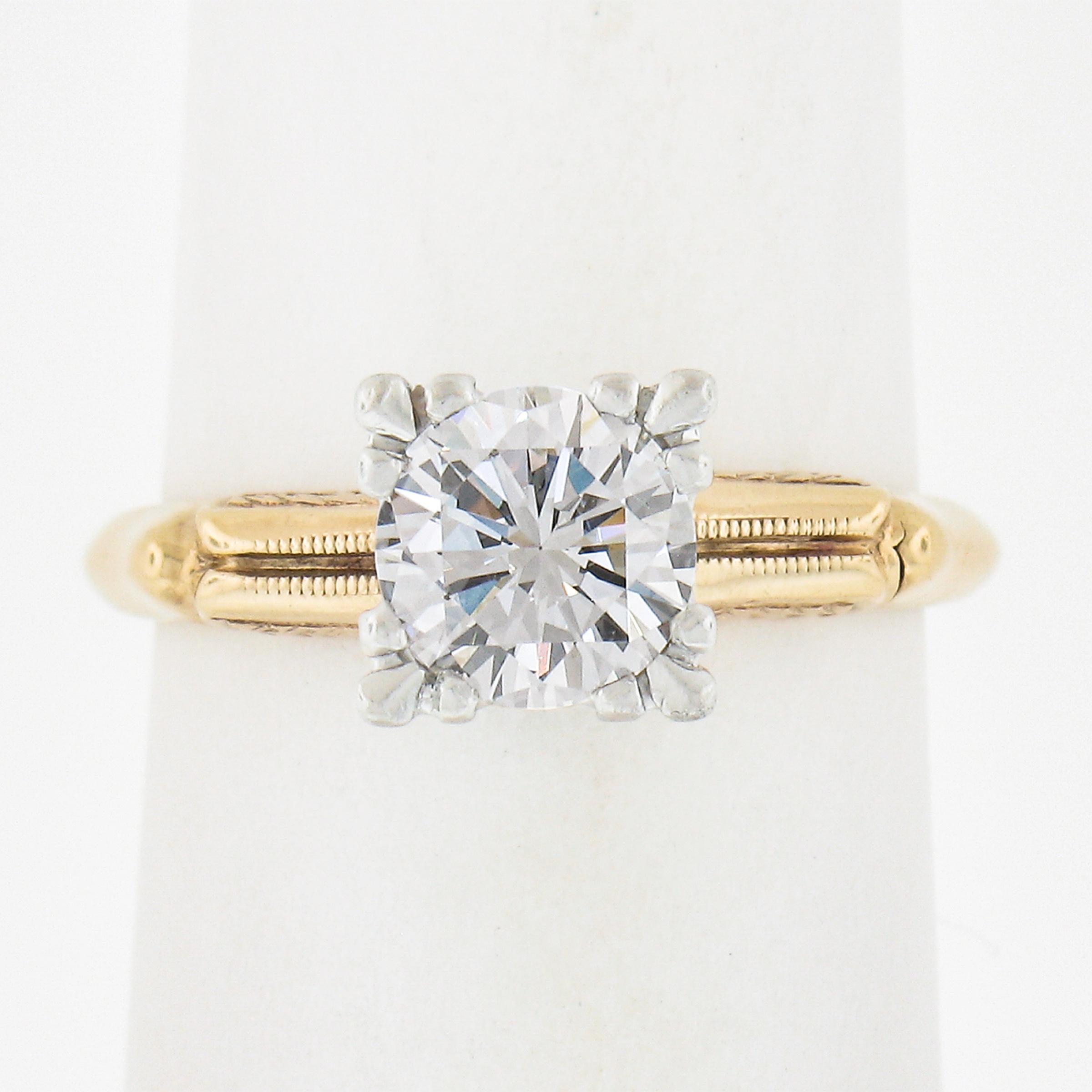 Hier haben wir einen originalen Vintage-Verlobungsring. Der Diamant ist in jeder Hinsicht perfekt und strahlt eine enorme Brillanz aus! Der Originalkopf und der Ring sind immer noch in ausgezeichnetem Zustand und können noch jahrzehntelang genutzt
