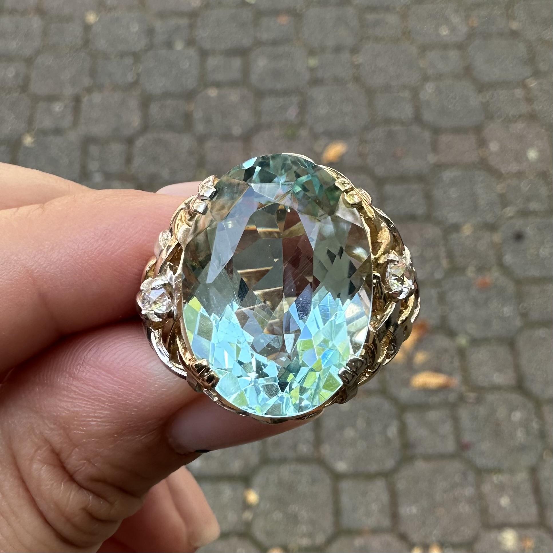 Taglio ovale Anello d'epoca in oro 14k e platino GIA 19,47ctw con acquamarina ovale e diamanti antichi in vendita