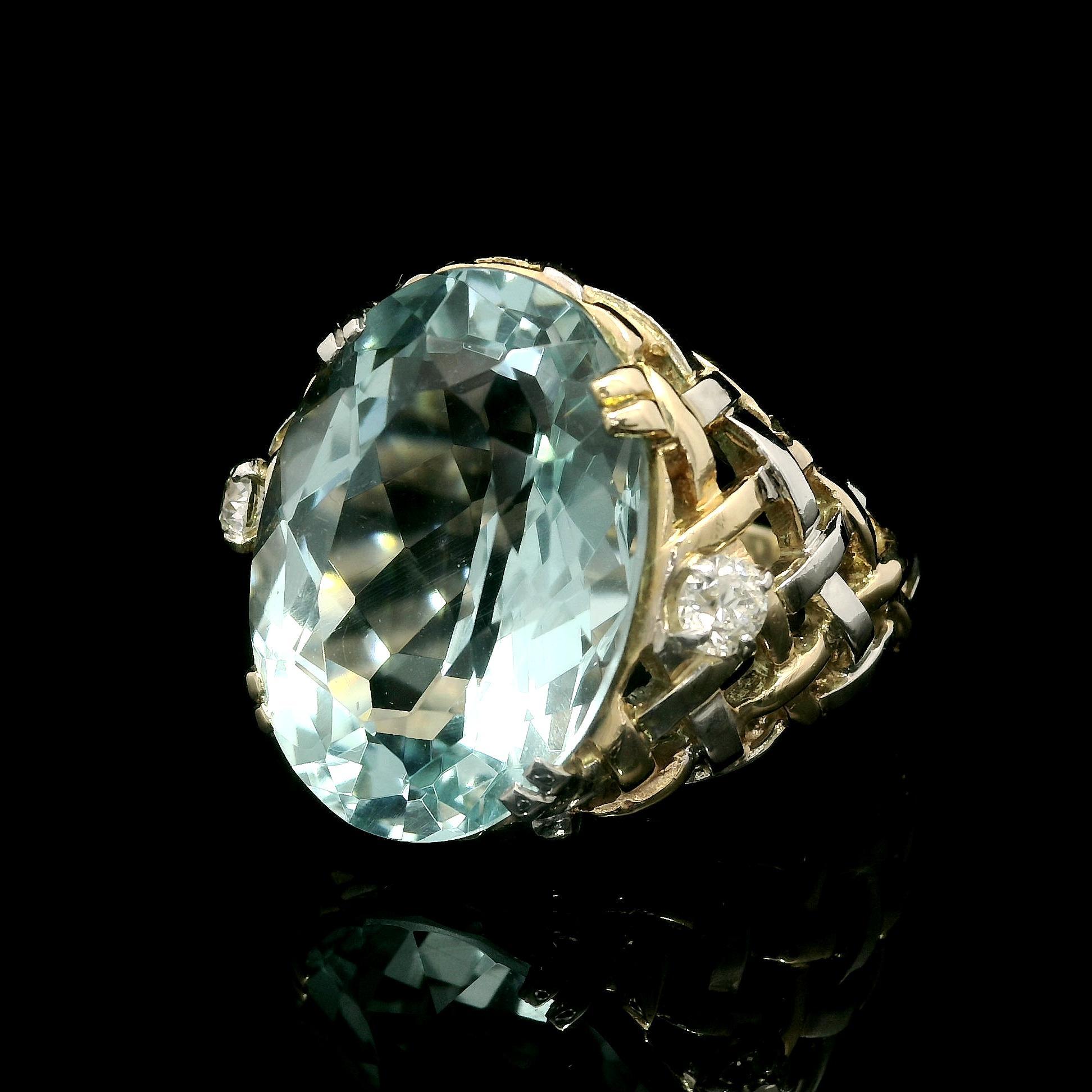 Donna Anello d'epoca in oro 14k e platino GIA 19,47ctw con acquamarina ovale e diamanti antichi in vendita