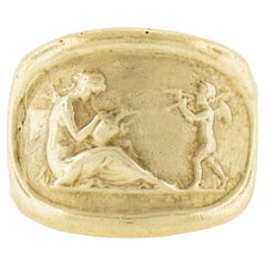 Anello a fascia in oro 14k con fontana e angelo flautista, ritratto di scena