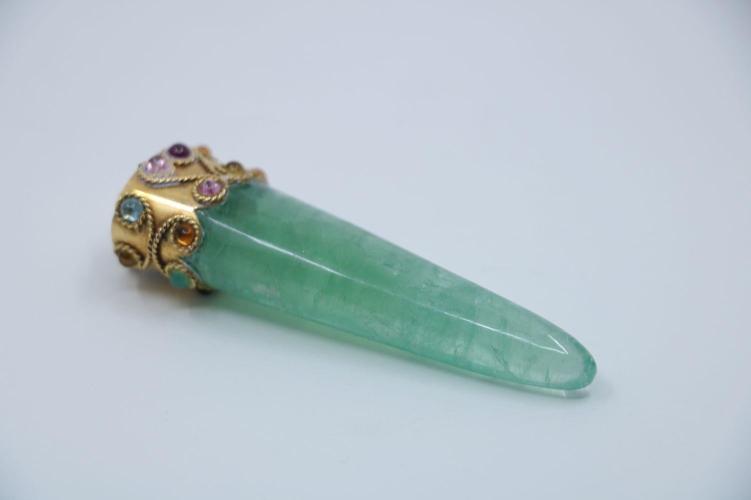 Ciondolo in quarzo d'oro 14K vintage

Dimensioni approssimative:
7 cm (lunghezza)
2 cm - 0,5 cm (larghezza)
33,5 grammi di peso