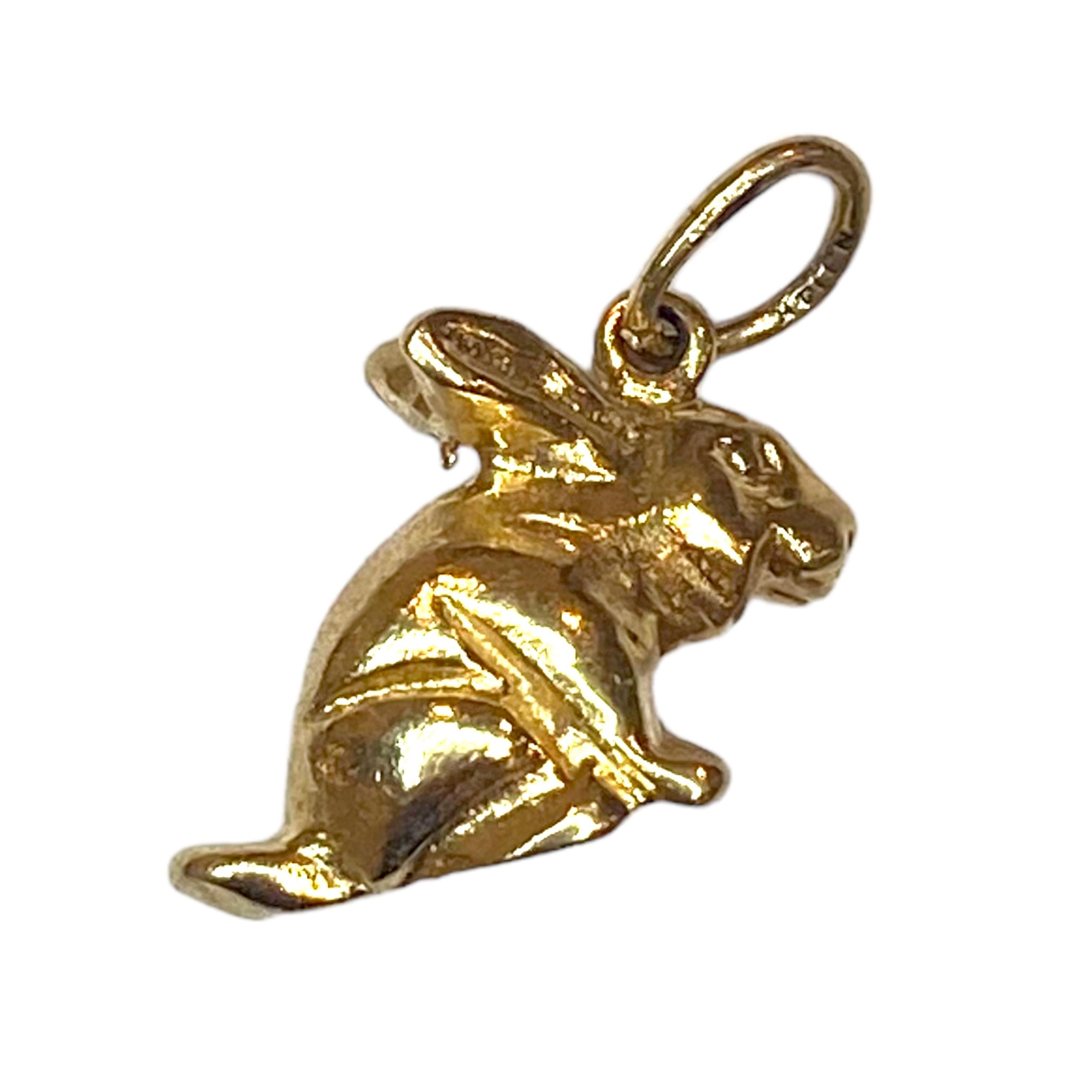 Vintage 14K yellow gold solid bunny rabbit charm pendant.
Measurements: 16 mm H (including bail) x 17 mm W (nose to tail) x 6.5 mm D
Weight: 4.4 grams
Marked: 14K N.J. (maker's mark)