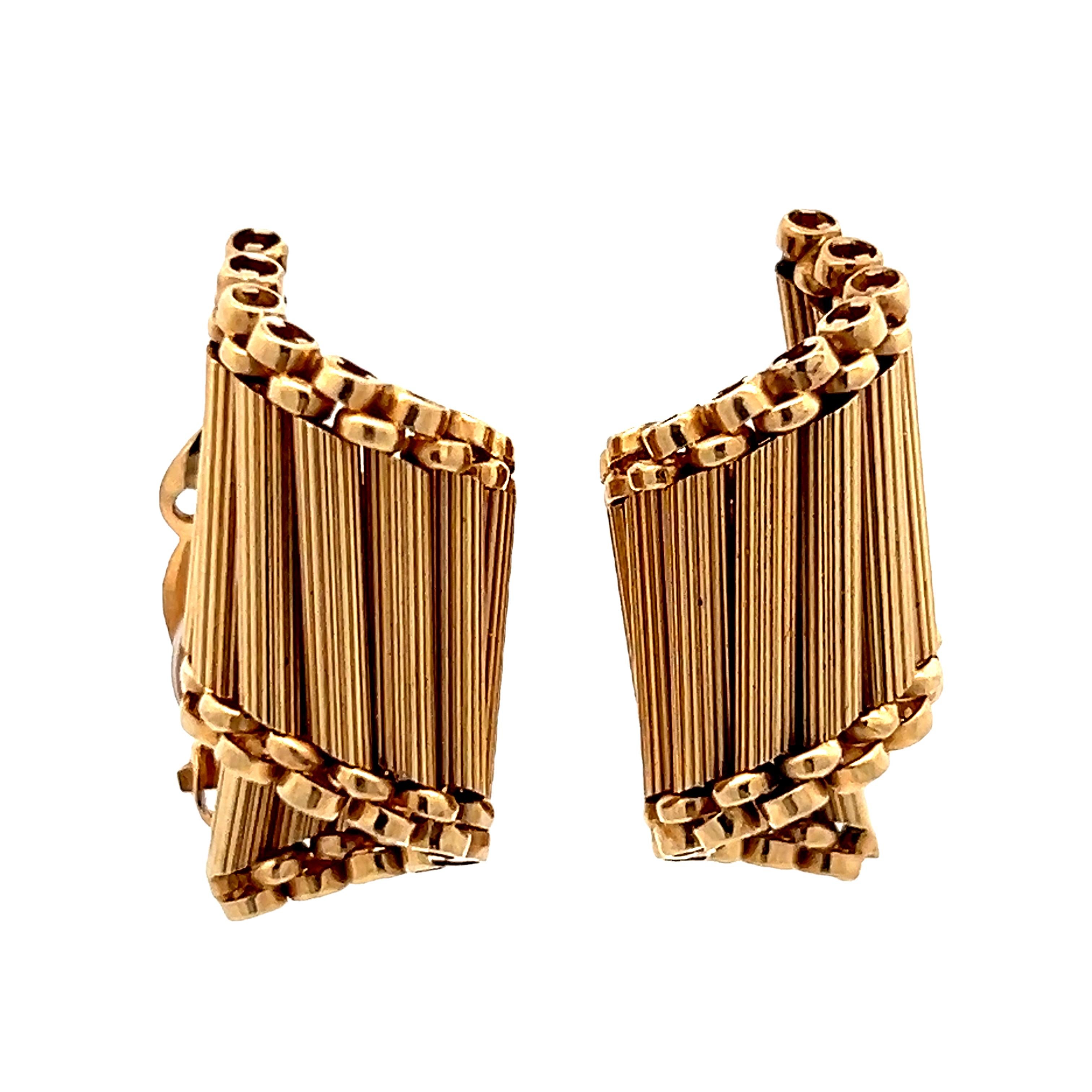 Diese Ohrringe aus 14-karätigem Gold sind edel und elegant mit einem ausgeprägten Retro-Effekt. Sie bieten eine kühne Textur in einer tragbaren Silhouette. Das Design aus massivem 14-karätigem Gelbgold wiegt beachtliche 12 Gramm und zeichnet sich