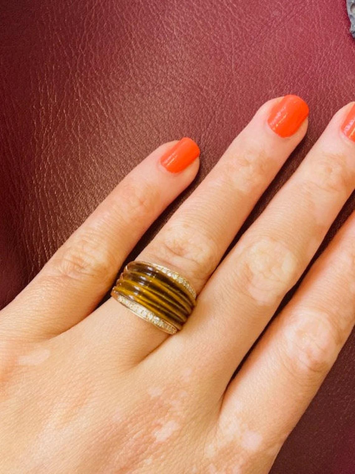 Vintage 14k Gold Ridged Tiger's Eye and Diamond Ring, Limited Edition

This ridged tiger's eye ring sandwiched between two trails of sparkling white diamonds is perfect for everyday wear or for a special occasion. It is guaranteed to add some