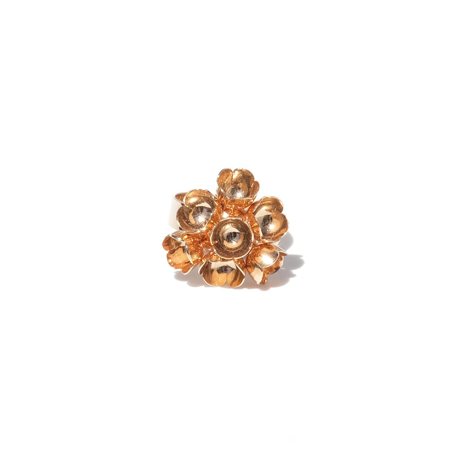 Dieser Ring aus 14-karätigem Gold im Vintage-Stil zeichnet sich durch ein breites Band und eine kunstvolle, tulpenförmige Verzierung aus. Das florale Design ist aufwändig gearbeitet und verleiht dem Ring ein einzigartiges und elegantes Aussehen. Der