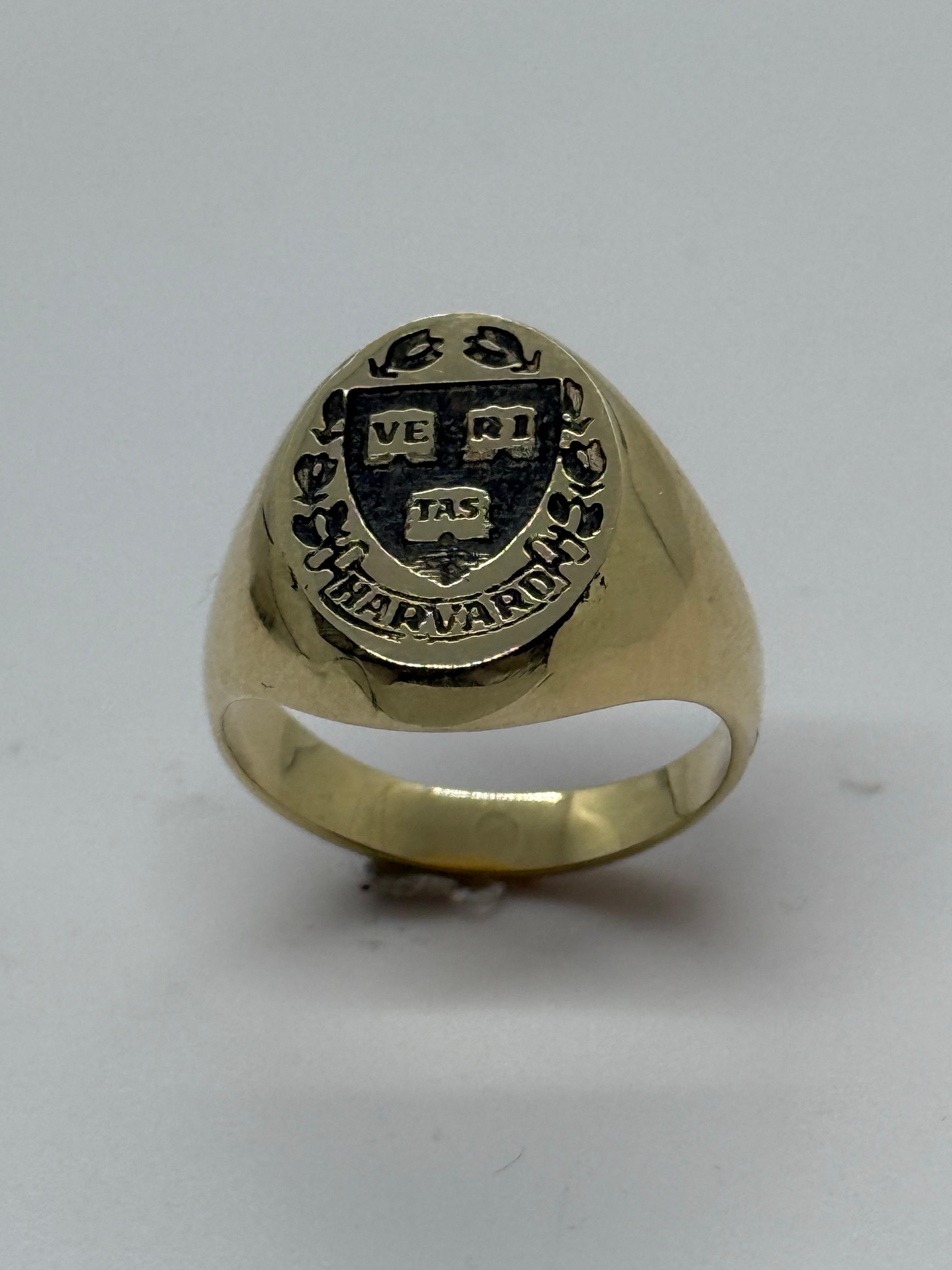 Vintage 14K Gold Ring Harvard University 10.4 Gram Size 8.25 In Excellent Condition For Sale In Los Angeles, CA