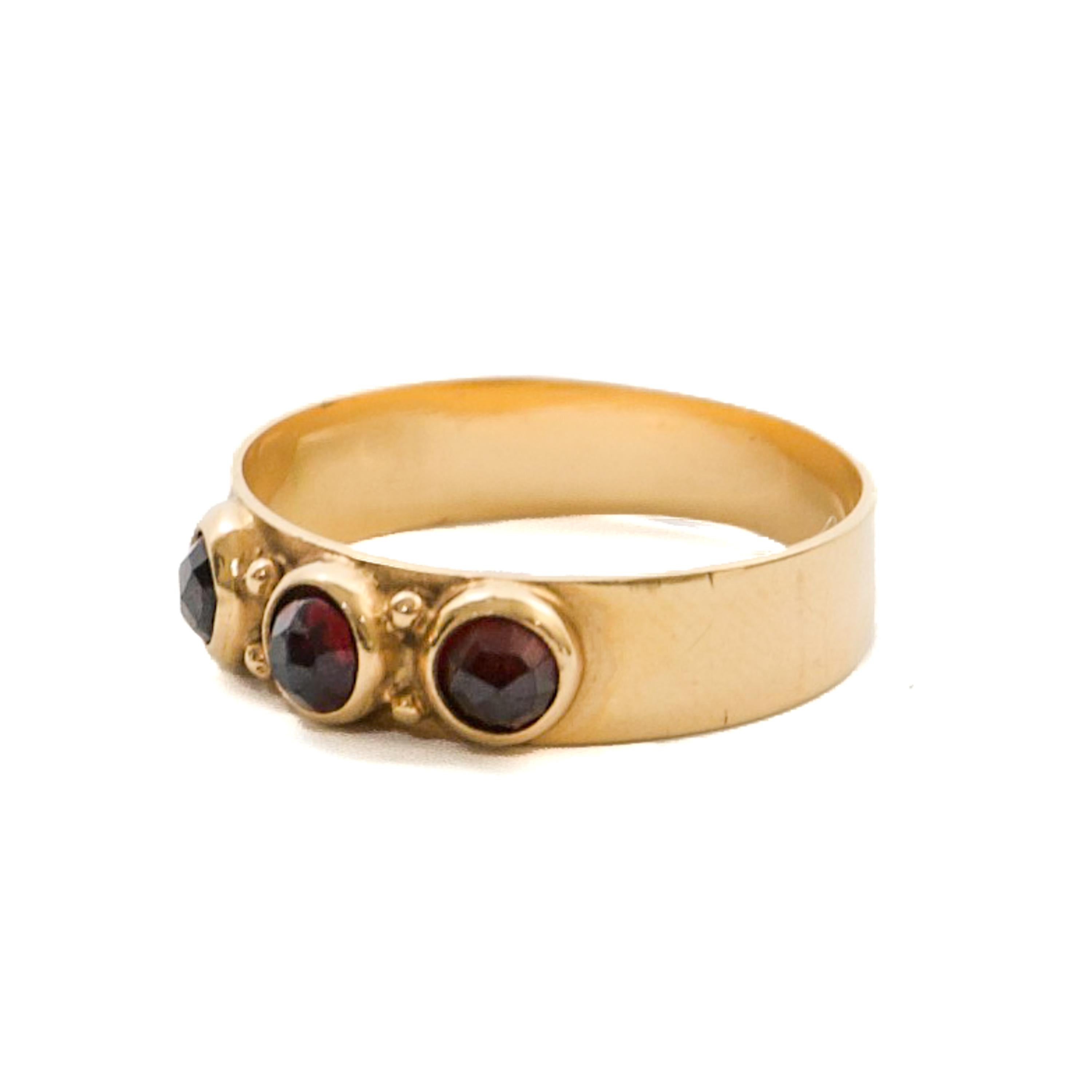 Round Cut Vintage 14K Gold Ring with Three Garnet Gemstones For Sale