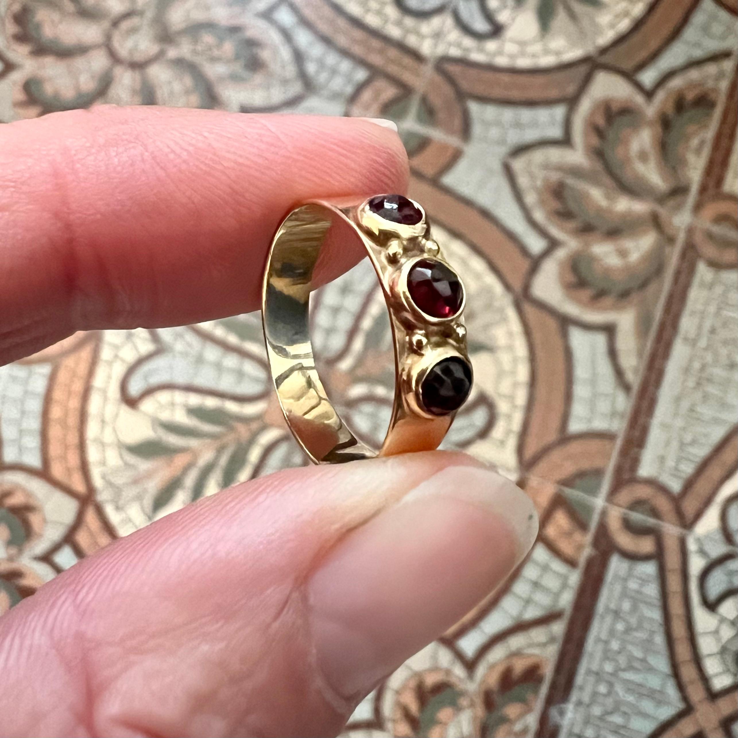 Vintage 14K Gold Ring with Three Garnet Gemstones In Good Condition For Sale In Rotterdam, NL