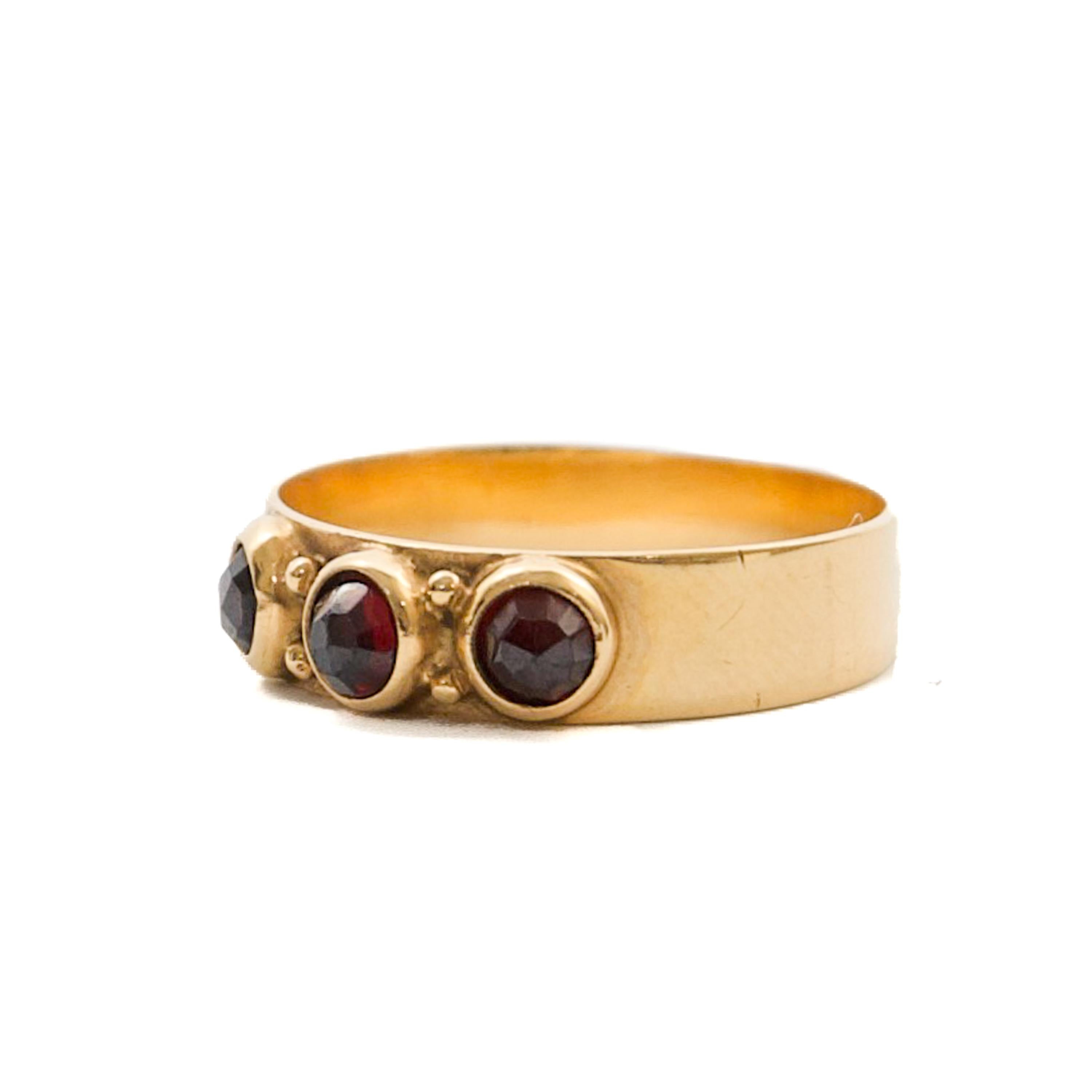 Women's Vintage 14K Gold Ring with Three Garnet Gemstones For Sale
