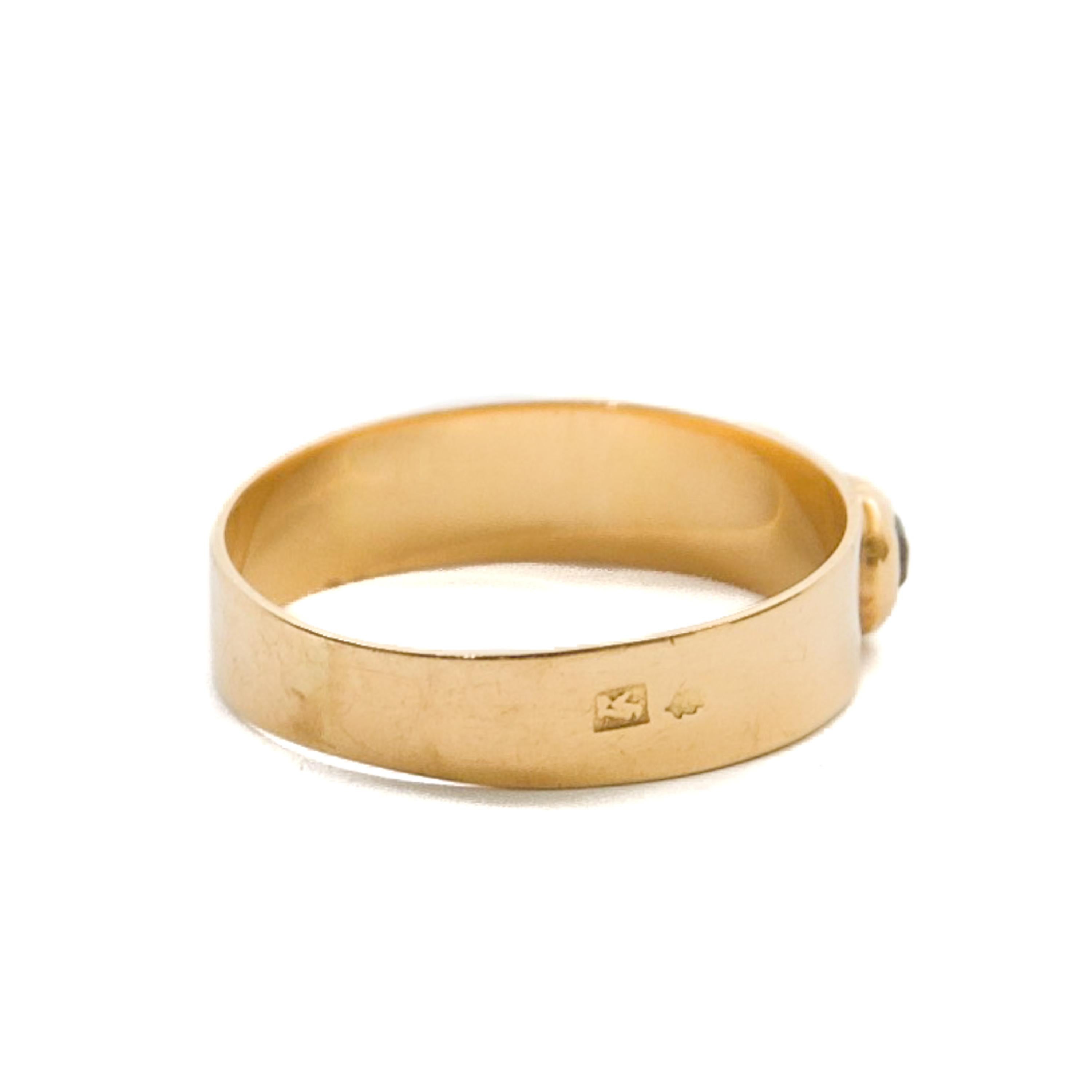 Vintage 14K Gold Ring with Three Garnet Gemstones For Sale 1