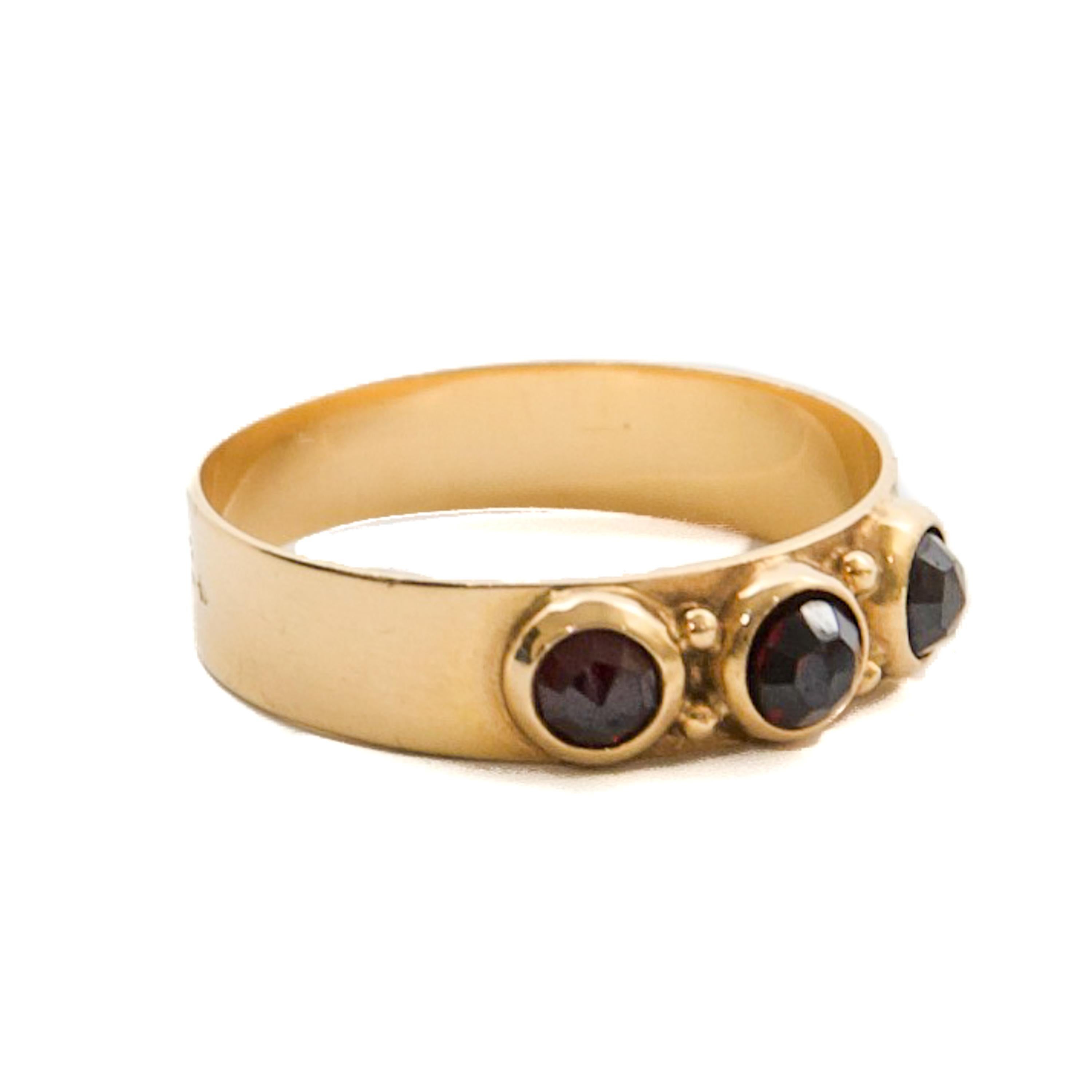 Vintage 14K Gold Ring with Three Garnet Gemstones For Sale 2