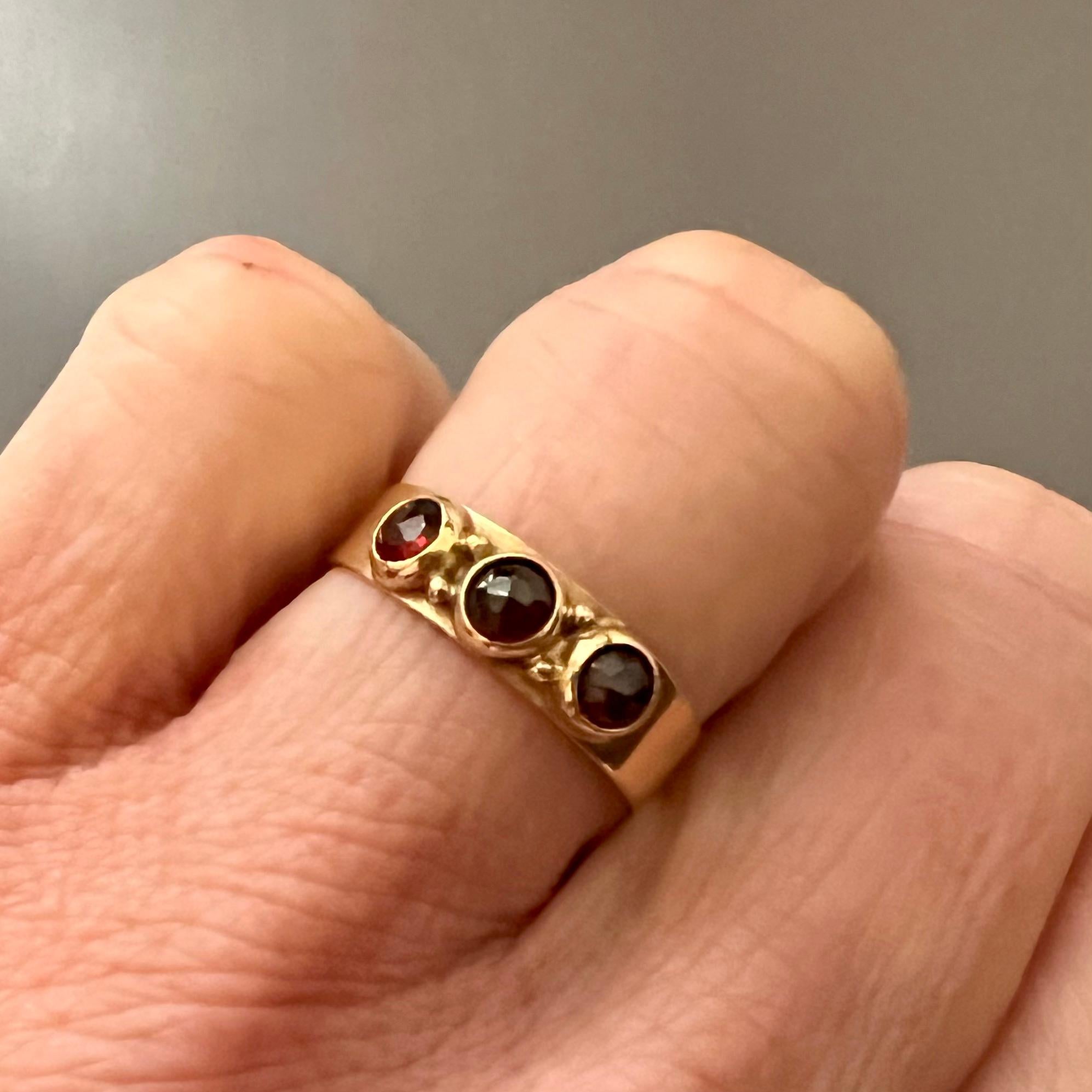 Vintage 14K Gold Ring with Three Garnet Gemstones For Sale 3