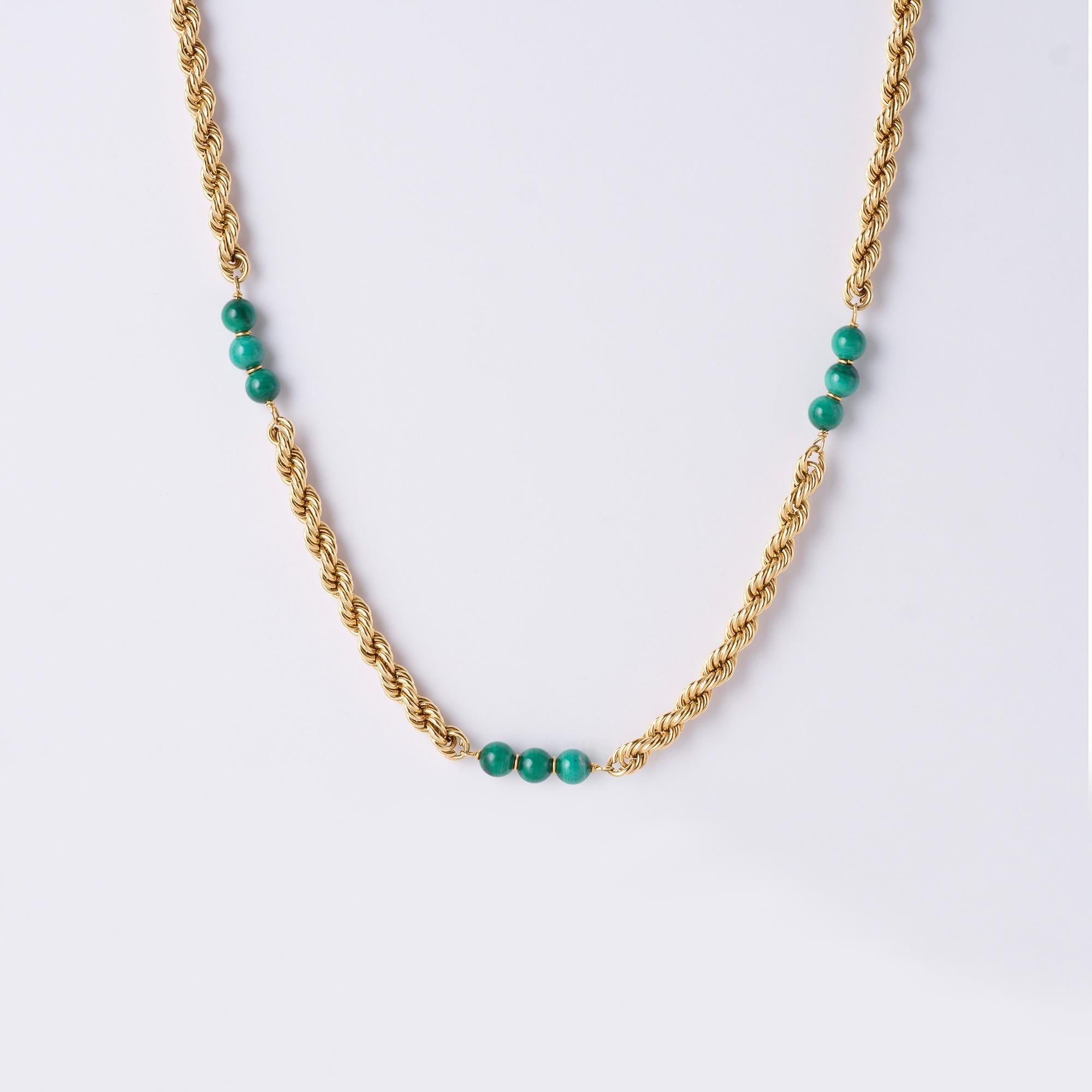 Collar largo vintage de oro de 14 quilates con cuentas de malaquita 26 Moderno en venta