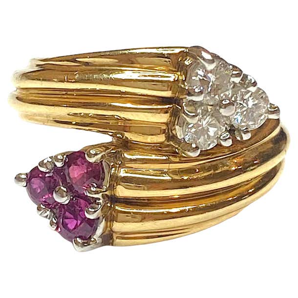 Vintage 14K Gold Ruby and Diamond Double Arrow Ring For Sale at 1stDibs