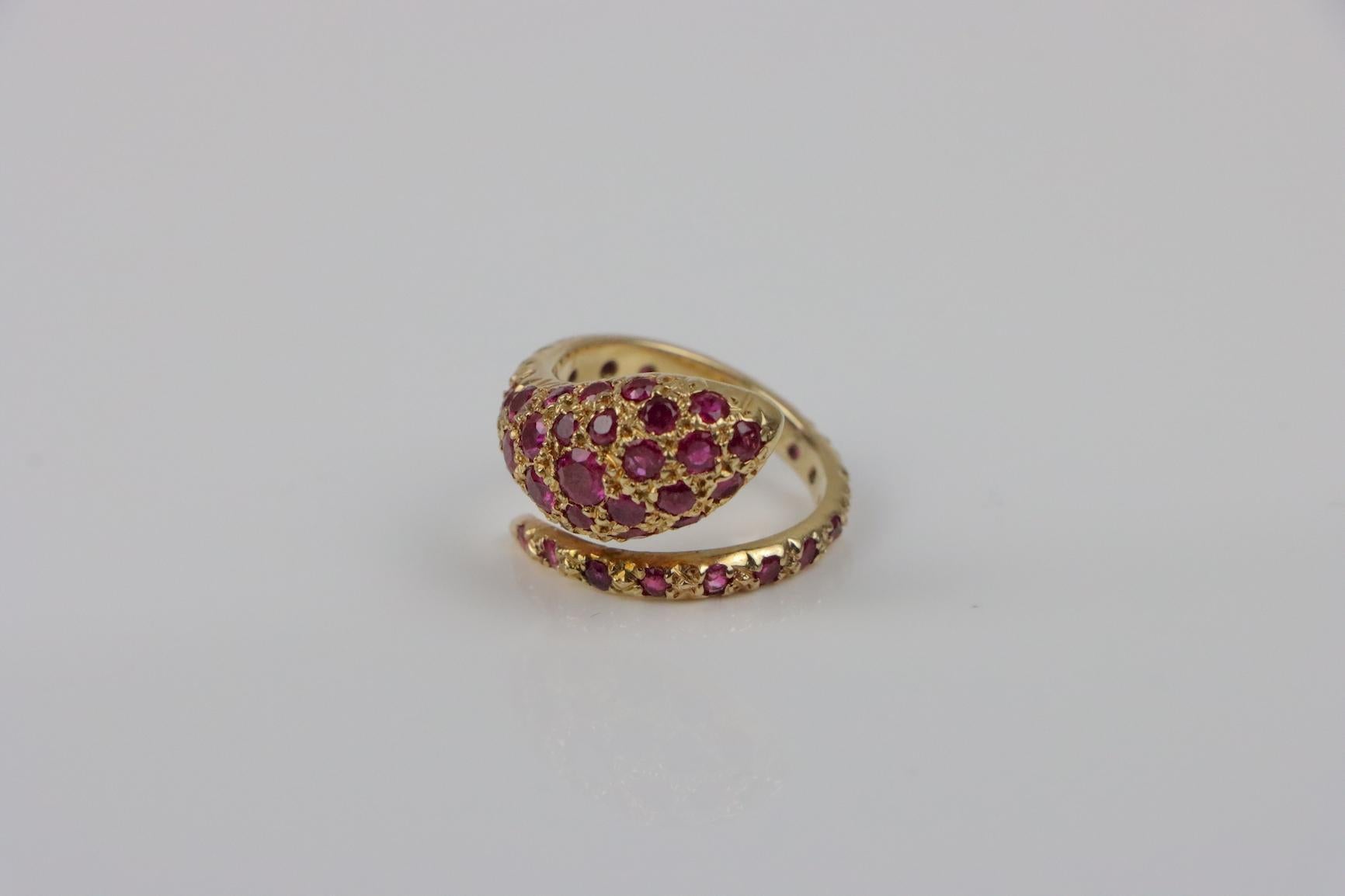 Vintage 14K Gold Rubin Schlange Ring 
Massiver 14-karätiger Goldring in Schlangenform mit zahlreichen brillanten Rubinen besetzt 

Ungefähre Abmessungen:
7,5 (Ringgröße) x 1,5 cm (Breite) x 2,5 Karat (Rubin) 
7,3 Gramm Gewicht