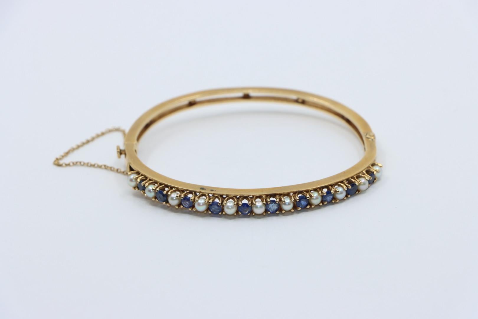 Vintage 14K Gold Sapphire Pearl Bangle Bracelet In Good Condition For Sale In Flushing, NY
