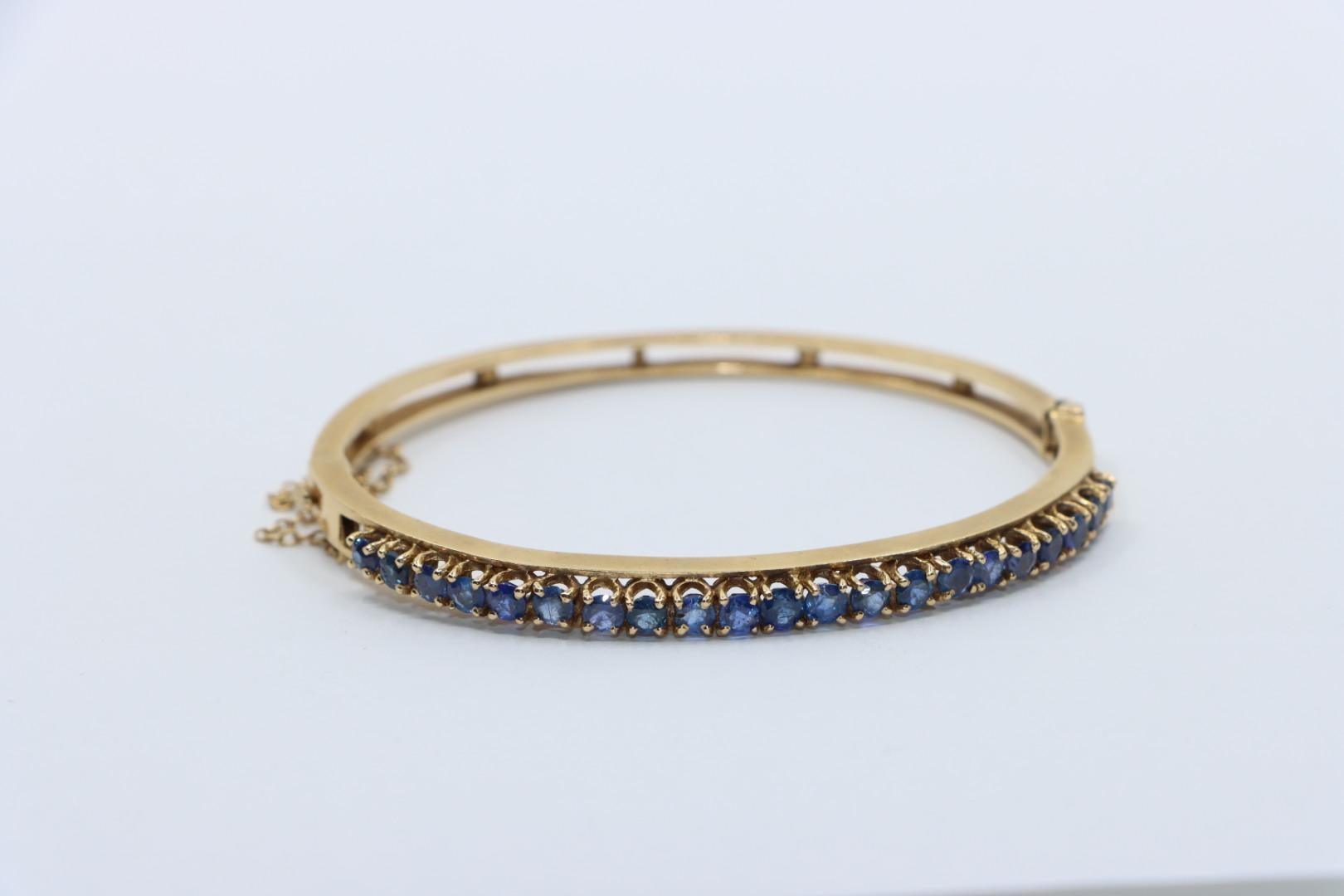 Vintage 14K Gold Sapphires Bangle Bracelet In Good Condition For Sale In Flushing, NY