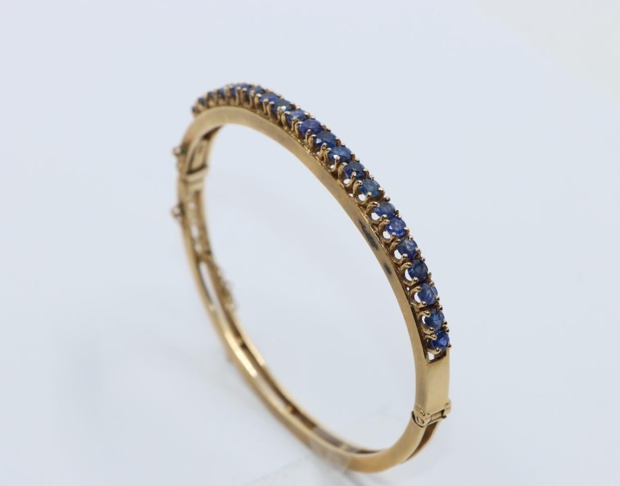Women's or Men's Vintage 14K Gold Sapphires Bangle Bracelet For Sale