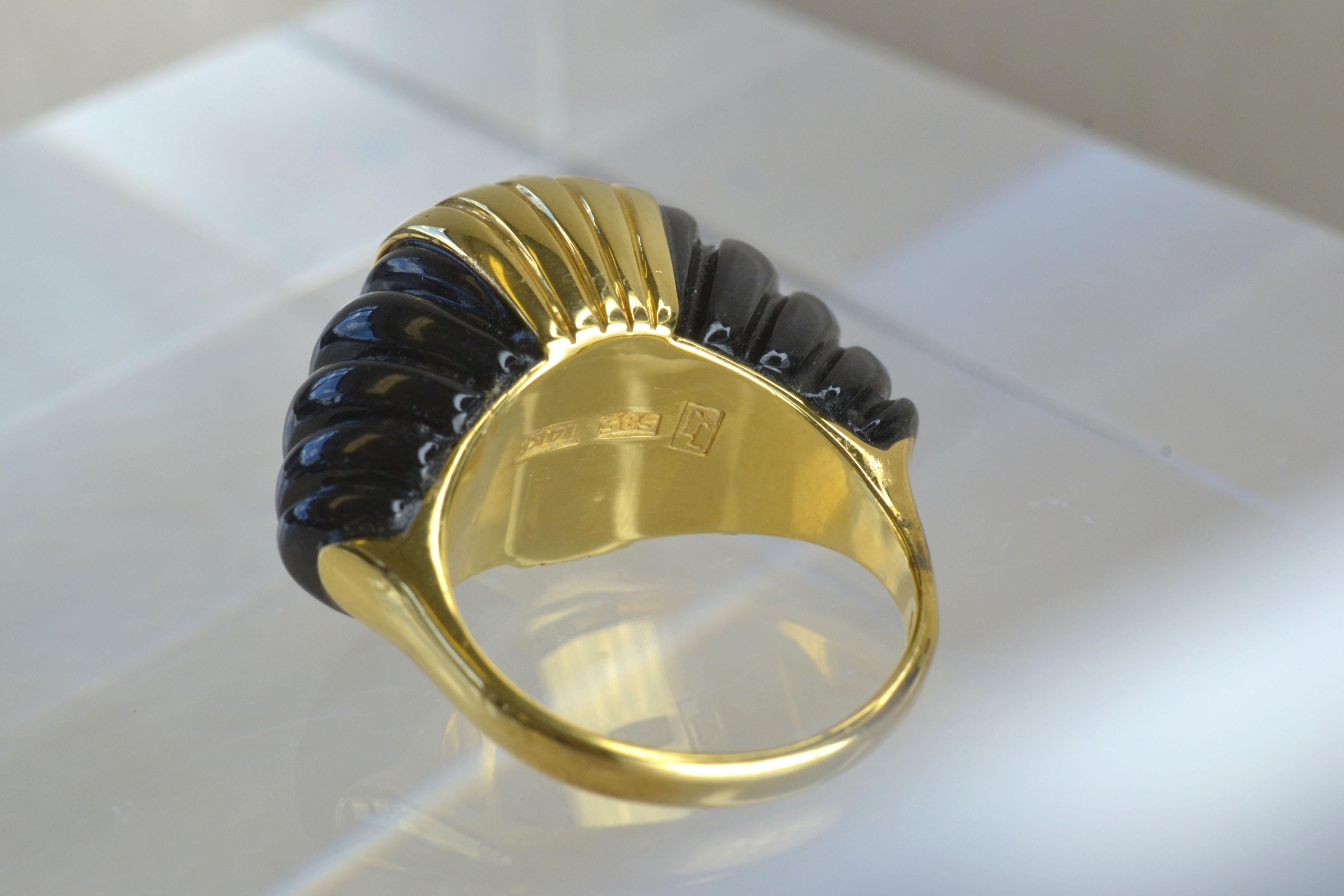 Vintage 14k Gold Scalloped Onyx Ring One-of-a-kind In Good Condition For Sale In London, GB