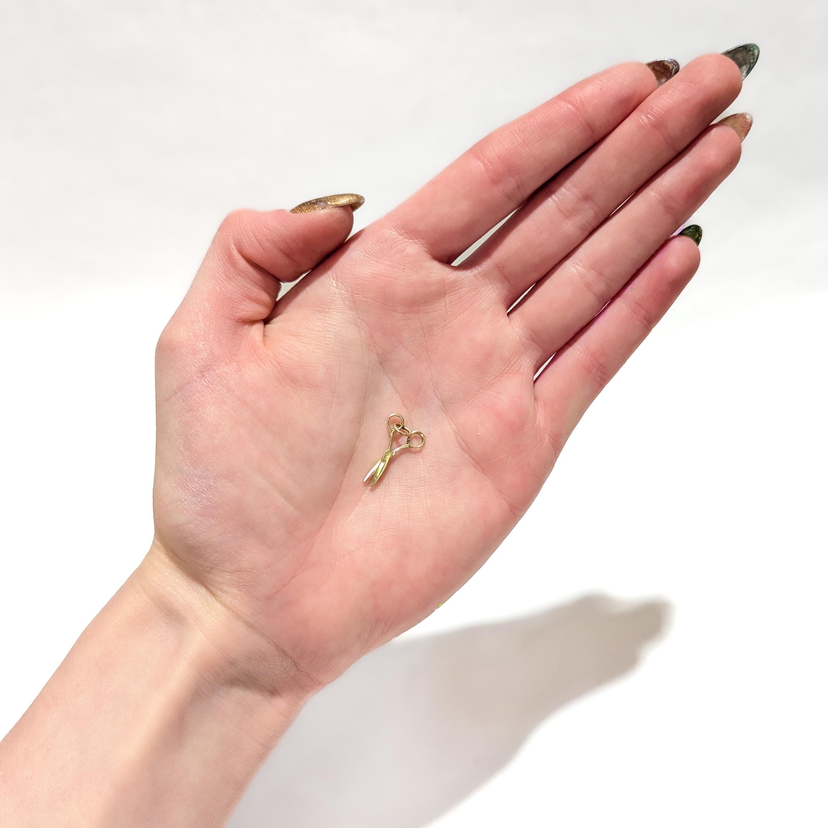 Une breloque en or d'époque.

En or jaune 14 carats.

Sous la forme d'une paire de ciseaux.

Avec un anneau de saut à l'une des poignées.

Un charme tout simplement merveilleux !

(Chaîne à des fins d'affichage et non incluse dans l'achat).

Date