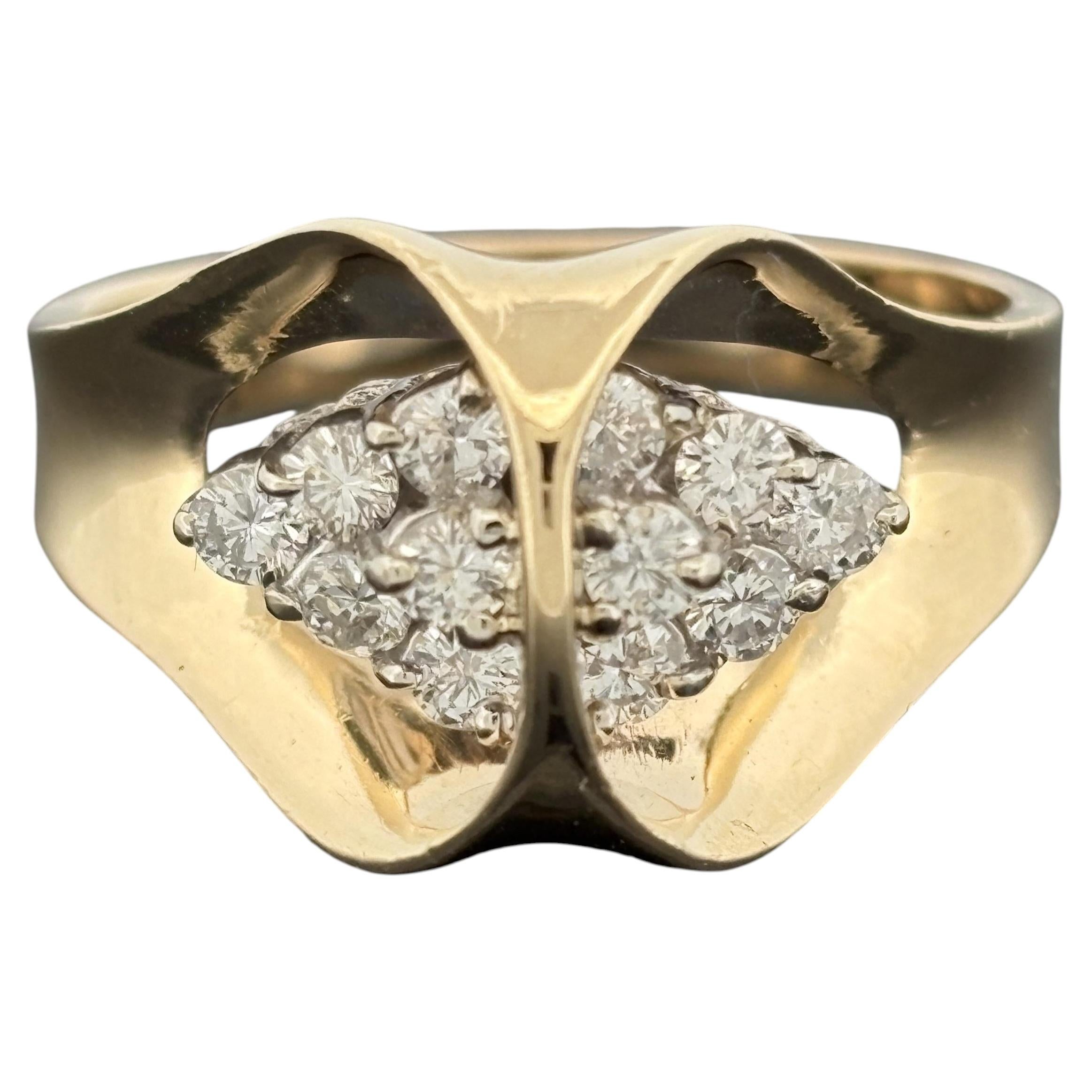 Anillo vintage de oro de 14K con diseño de lazo esculpido, racimos de diamantes ~0,60 ct en total, aprox. 1975